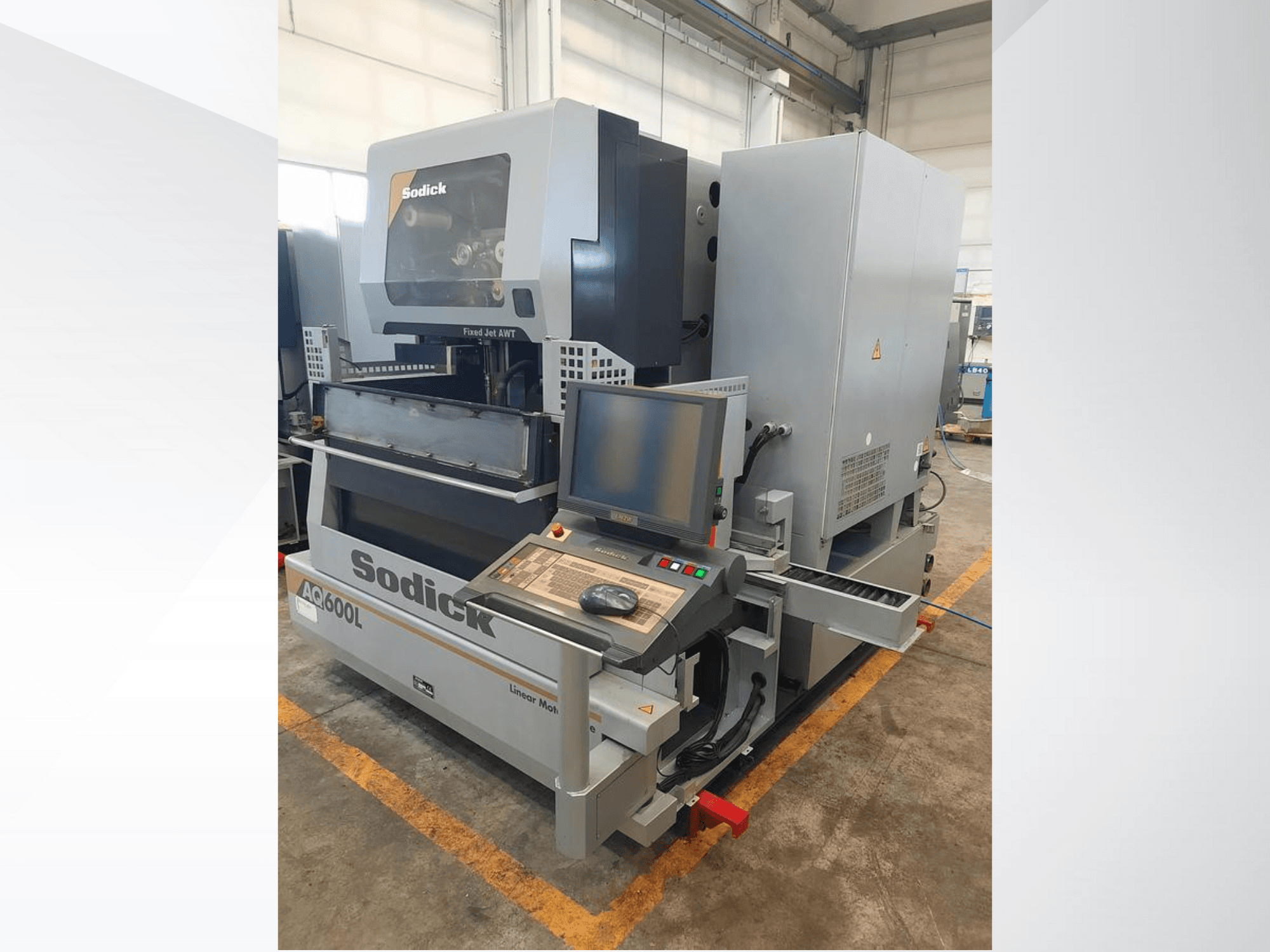 Sodick AC600L lineer makinenin yandan görünümü, kontrol paneli, sabit jet ve endüstriyel tasarım özelliklerini sergiliyor.