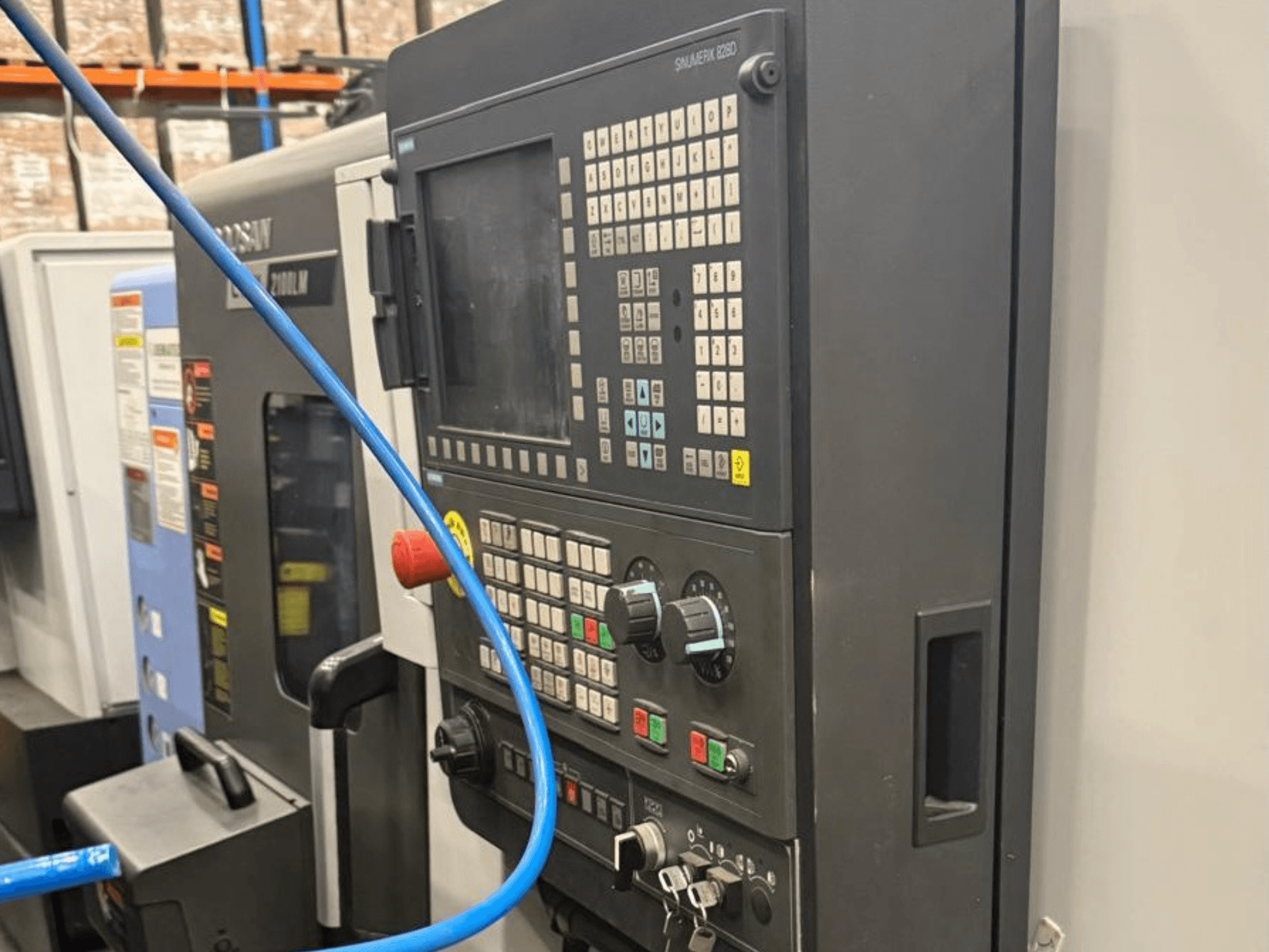 Bir işleme takımının kontrol paneli, önden görünüm, düğmeler, düğmeler ve hassas çalışma için dijital bir ekran içerir.