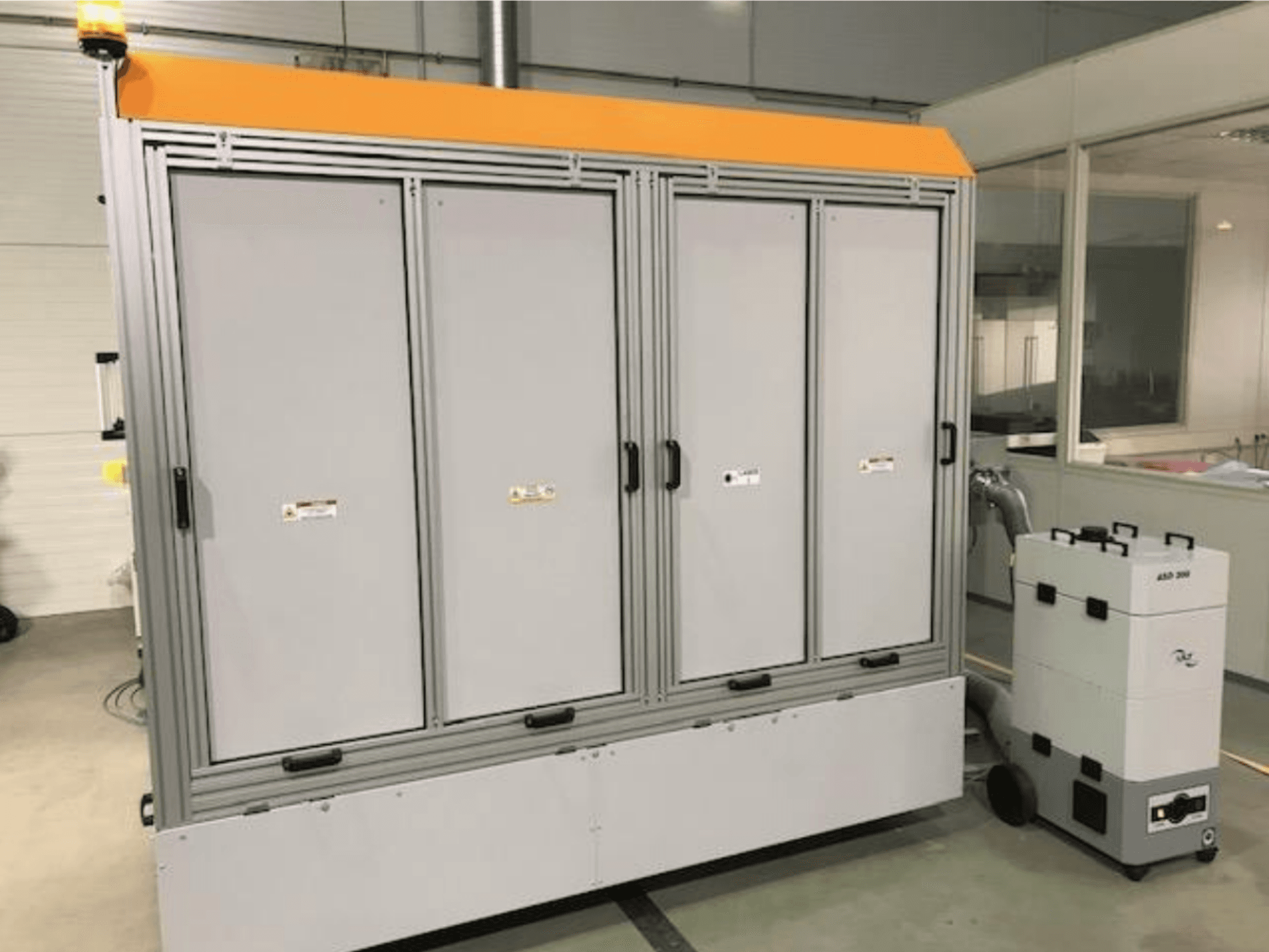 4JET Pearl M fiber lazer kesim makinesi, önden görünüm, güvenlik ışığı, kontrol paneli ve bağlı ekstraksiyon ünitesi görünür.