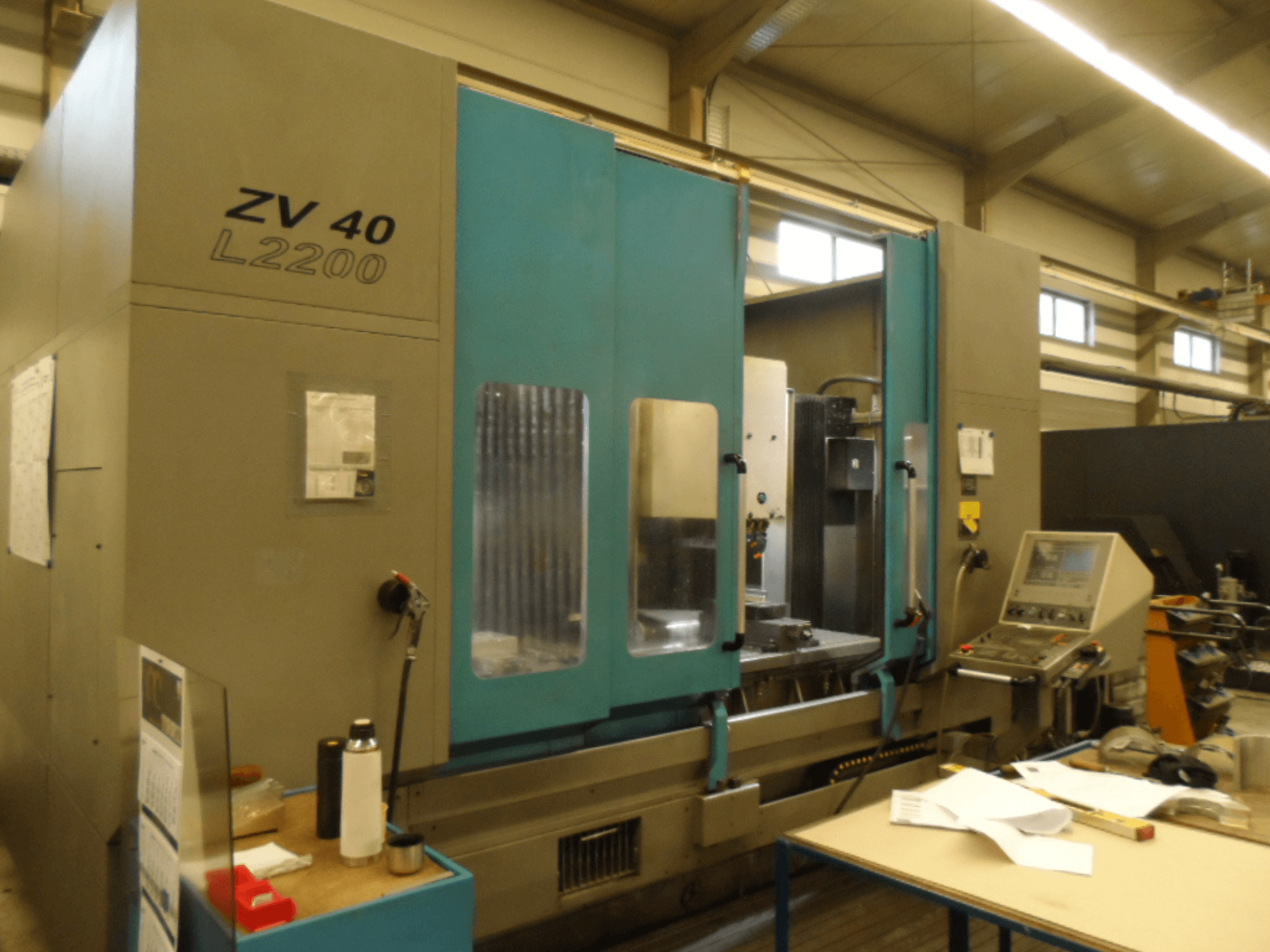 IBARMIA ZV 40 L2200 dikey işleme merkezi, kontrol paneli ve açık erişim ile önden görünüm, içinde görünür takım tutucu.