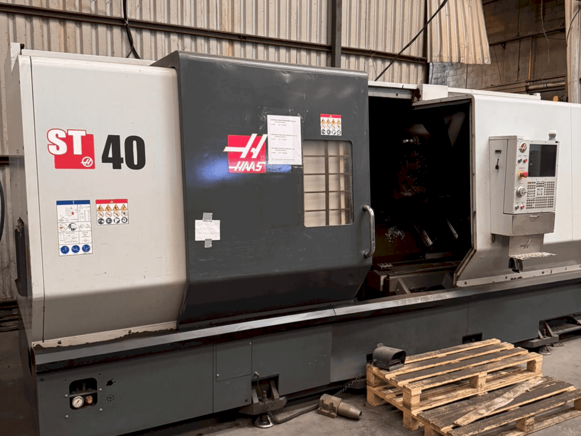 Makine HAAS ST-40 - Önden görünüm