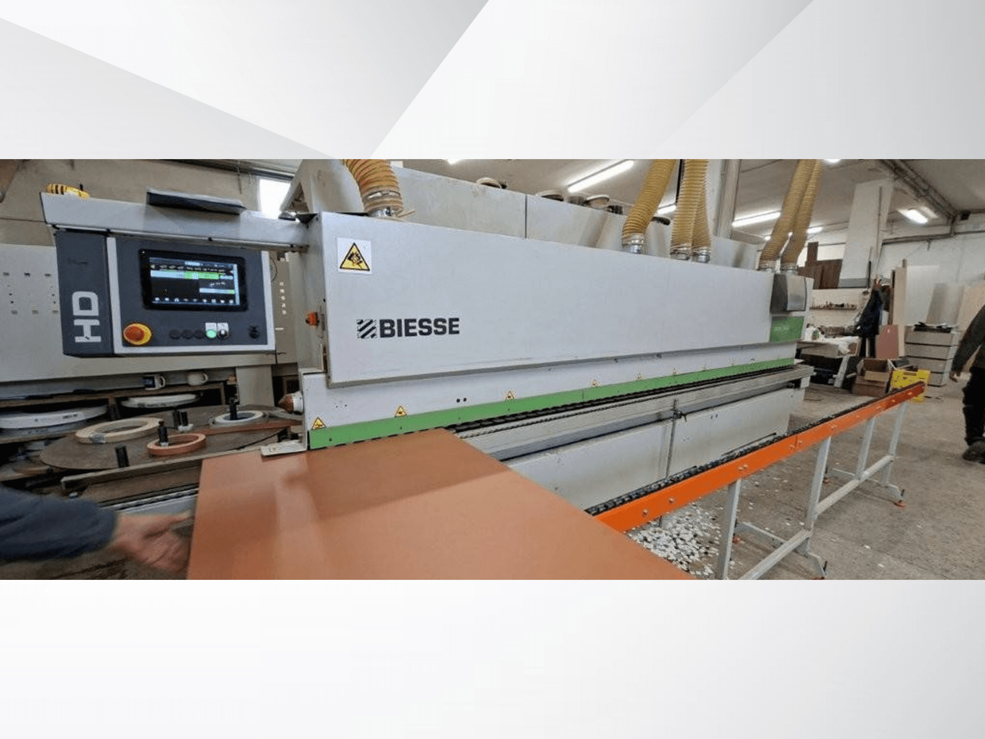 Bir atölyede bulunan BIESSE JADE 340 kenar bantlama makinesi; dijital kontrol paneli ve turuncu besleme masası ile önden görünüm.