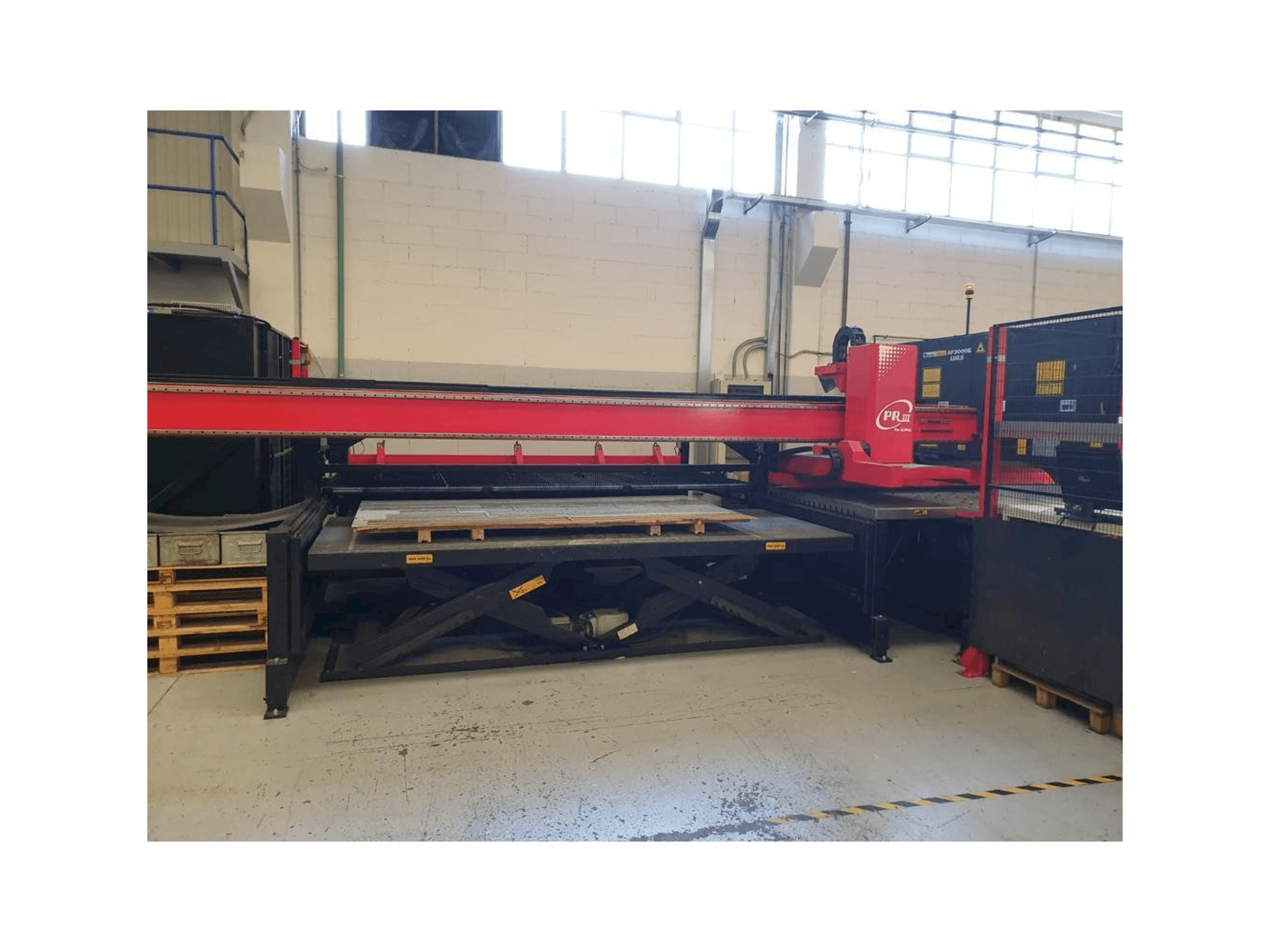 Makine AMADA LC 2415 ALFA IV - Önden görünüm