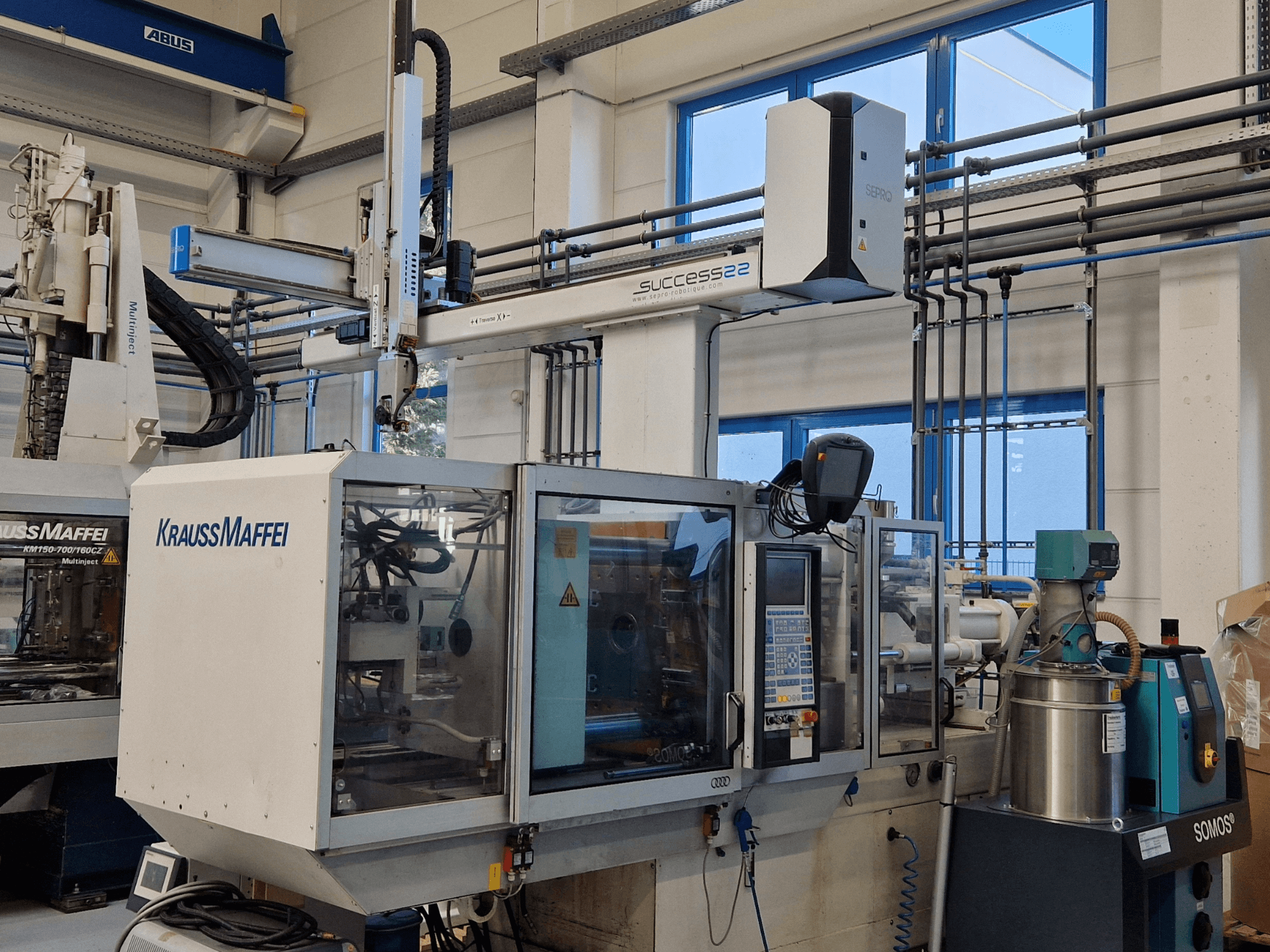 KraussMaffei Success 22 enjeksiyon kalıplama makinesi, kontrol paneli ile birlikte, fabrika ortamında önden görünüm.