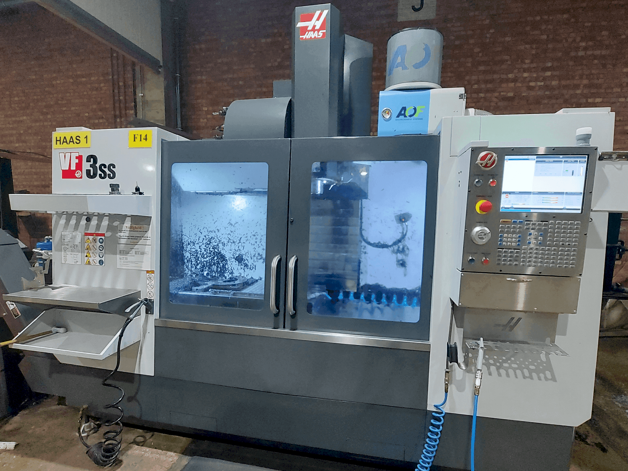 Makine HAAS VF-3SS - Önden görünüm