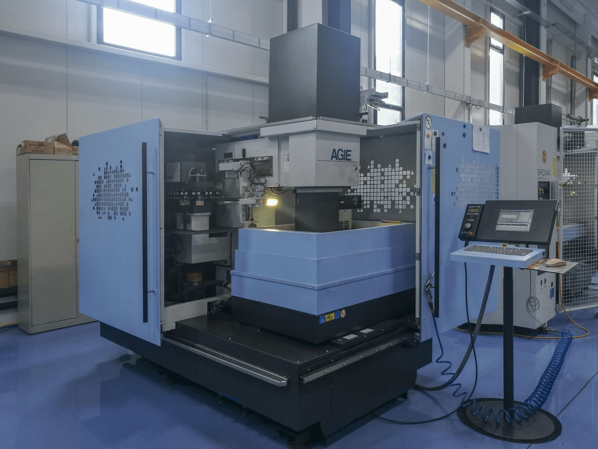 Makine AGIE - Önden görünüm AGIETRON INNOVATION 2