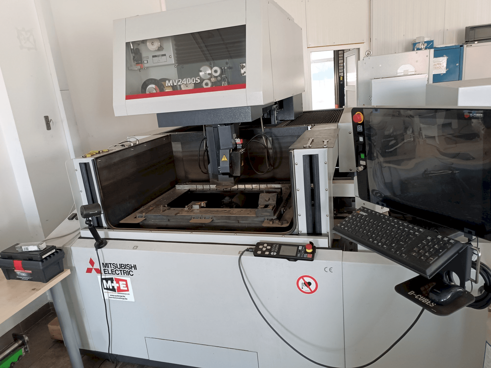 Makine Mitsubishi MV2400S - Önden görünüm