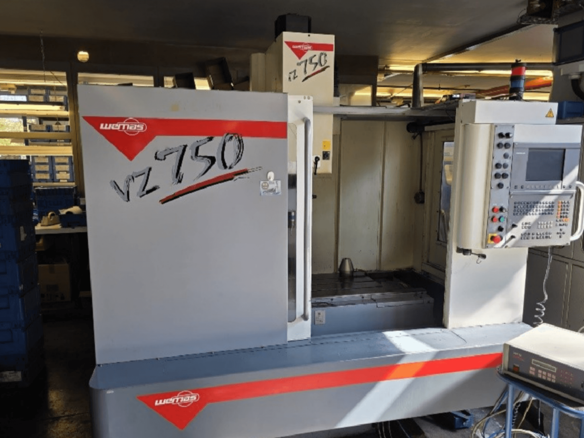 WEMAS VZ 750 CENTURY dik işleme merkezi, kontrol paneli ve çalışma alanını gösteren önden görünüm.