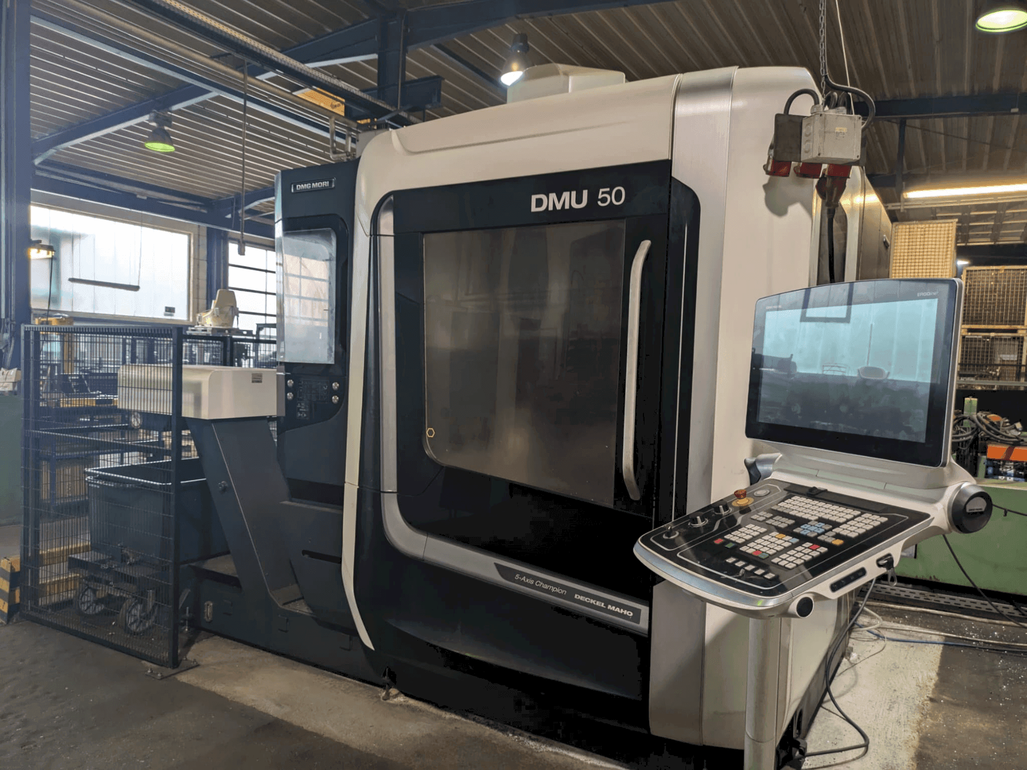 Makine DMG MORI DMU 50 3rd Gen - Önden görünüm