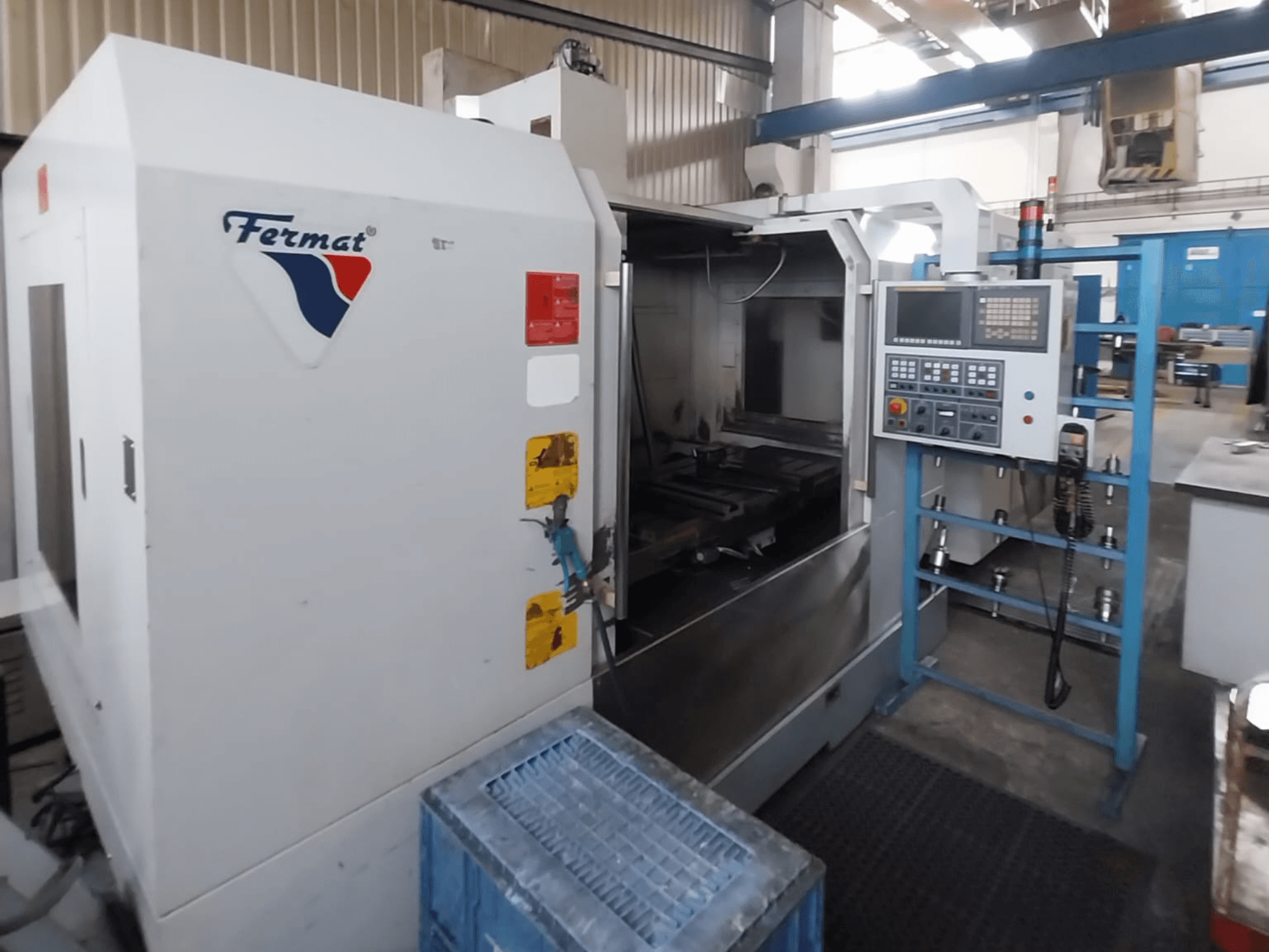Dikey işleme merkezi FERMAT VMF 1000, önden görünüm, kontrol paneli ve makinenin iç kısmı.