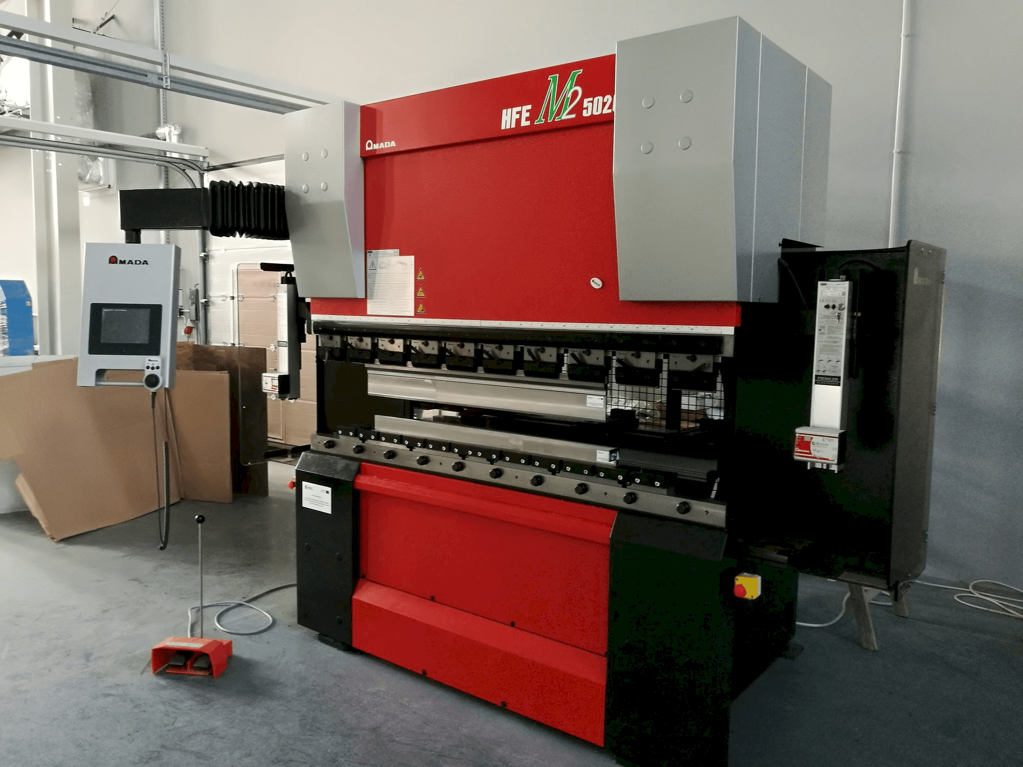 Makine AMADA HFE M2 5020 - Önden görünüm