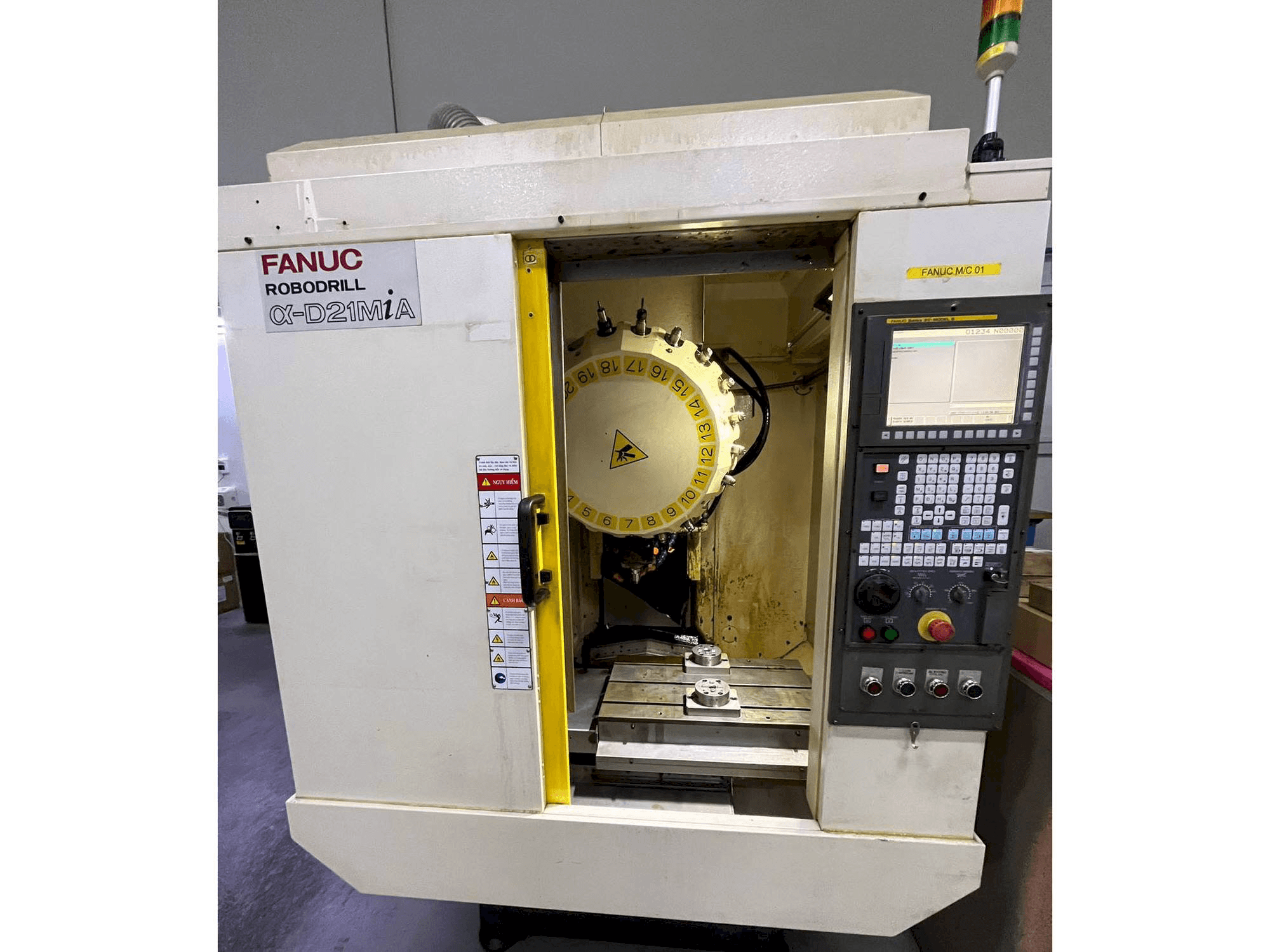 Makine FANUC ROBODRILL A-D21MiA - Önden görünüm