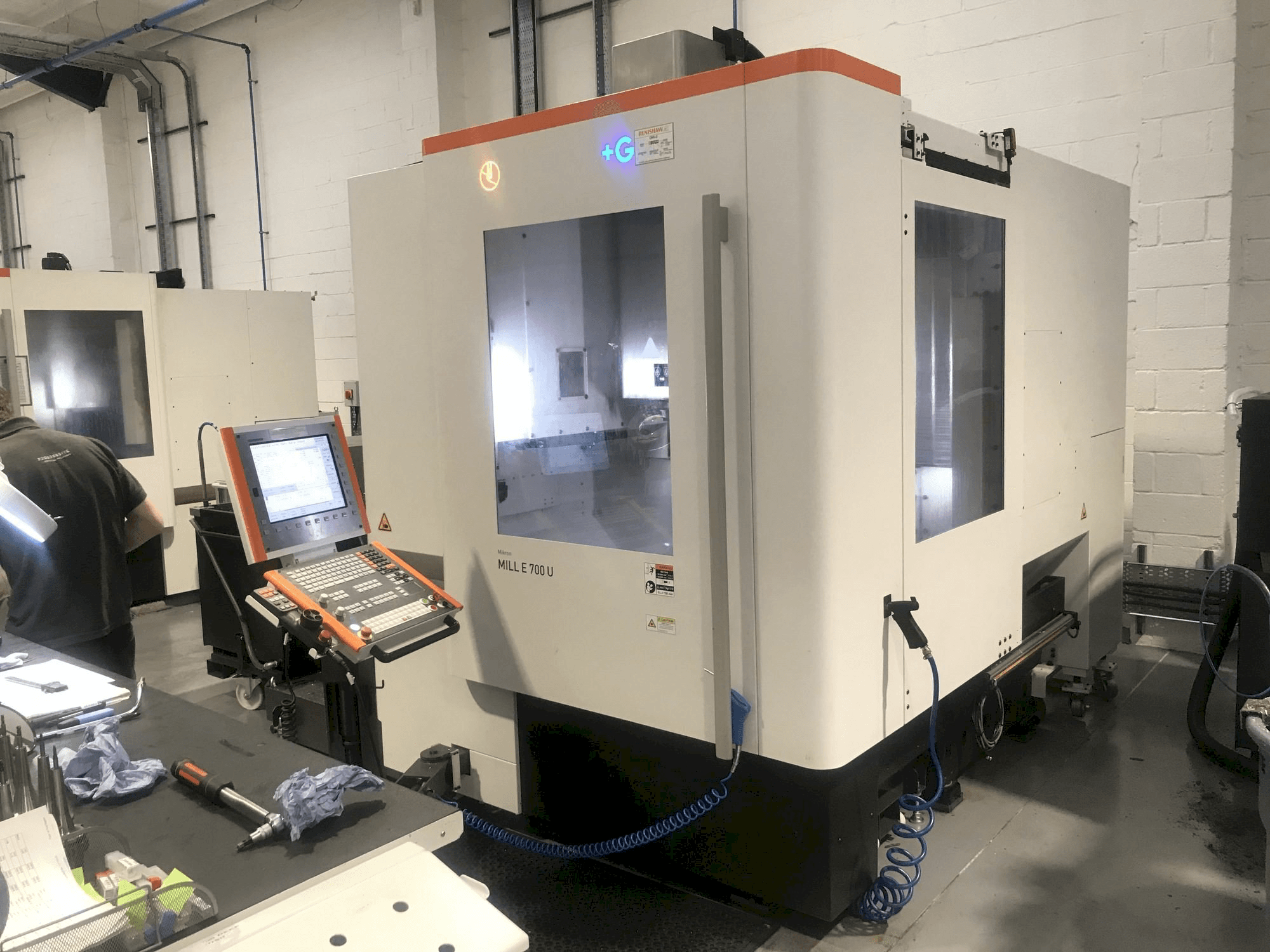 Makine MIKRON Mill E 700 U - Önden görünüm