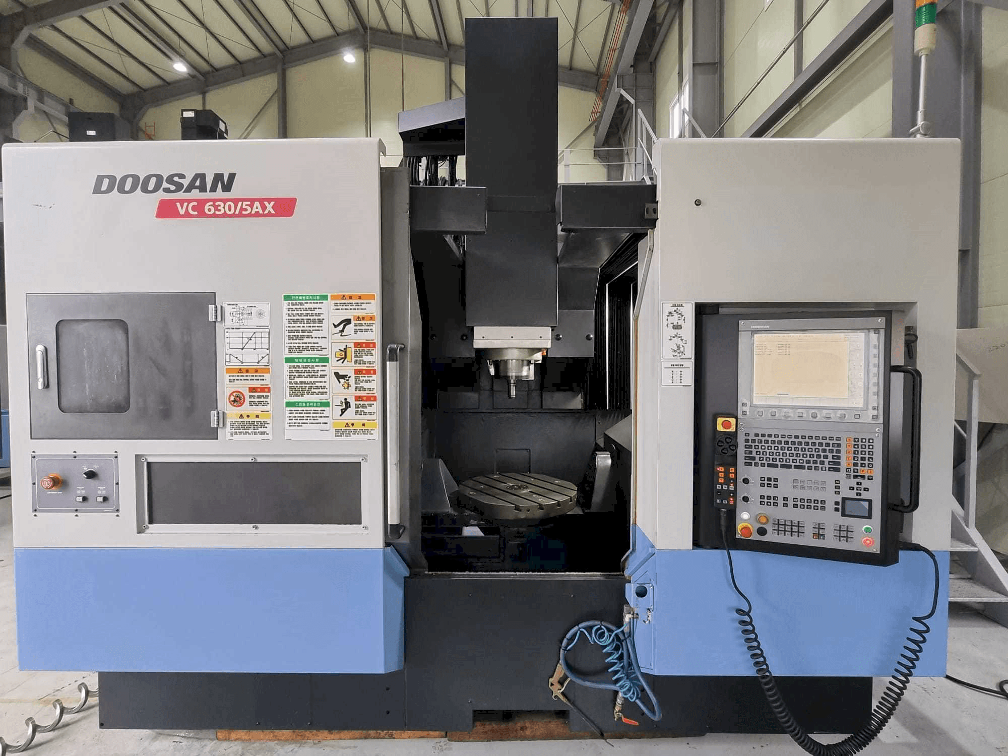 Makine Doosan VC630/5AX - Önden görünüm