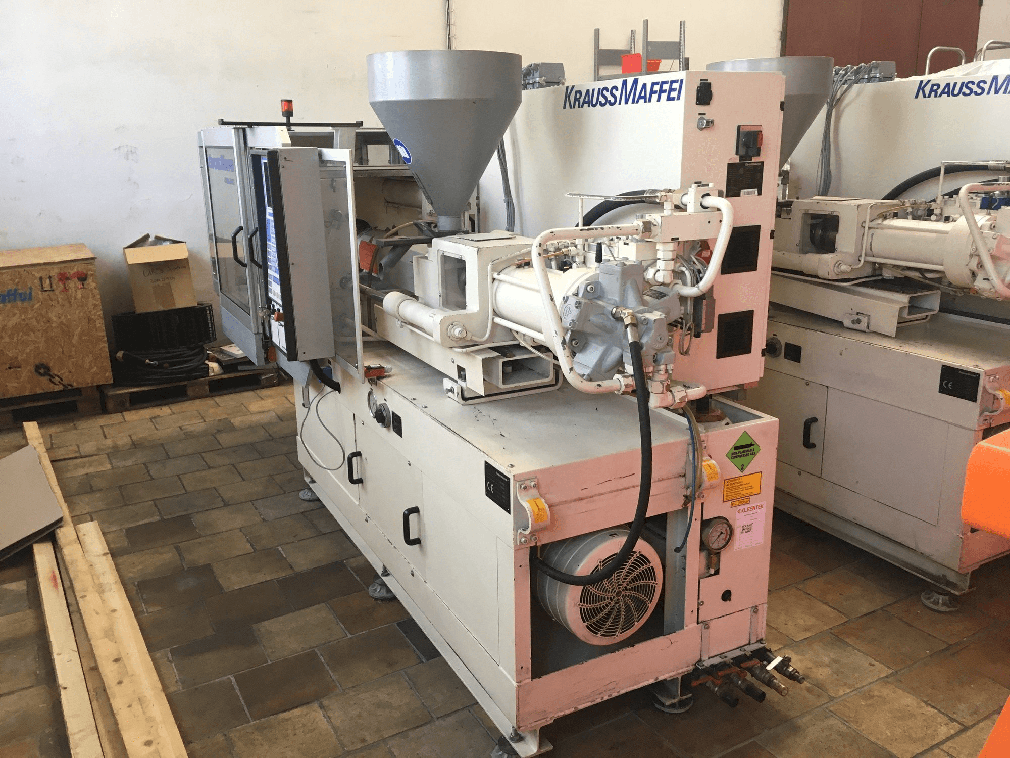 Makine Krauss Maffei 80/390 C2 - Sol taraftaki görüntü