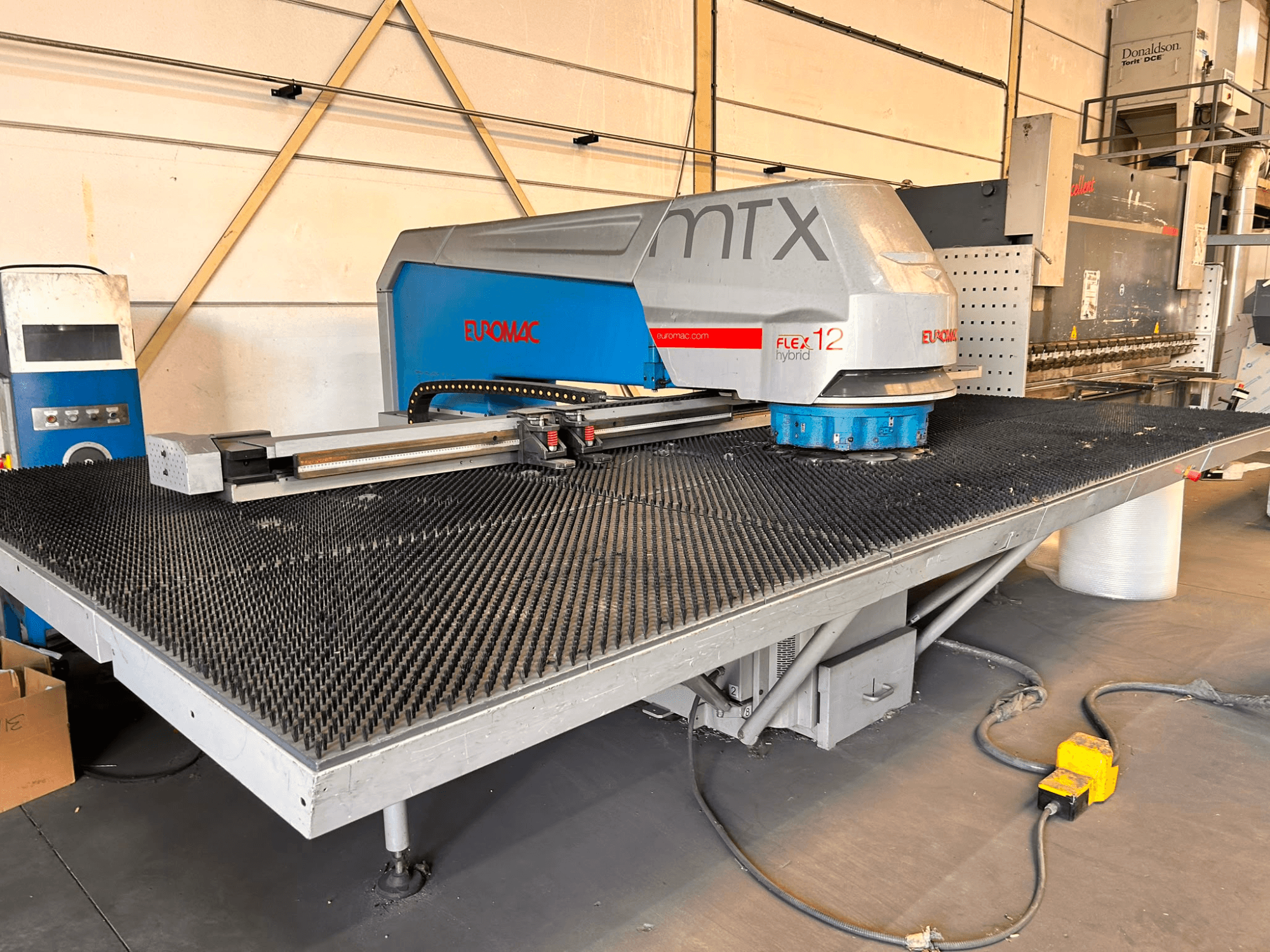 Euromac MTX FLEX 12 CNC delme makinesi, önden görünüm; geniş delikli tabla ve kontrol paneli ile donatılmıştır.