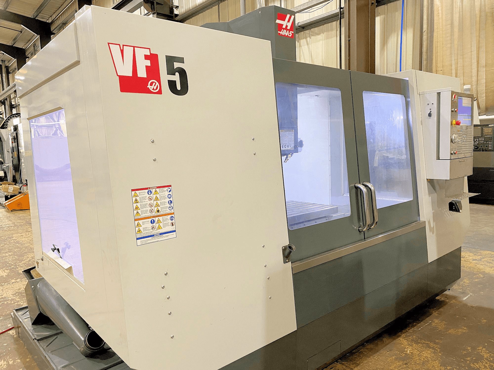 Makine HAAS VF-5 - Önden görünüm