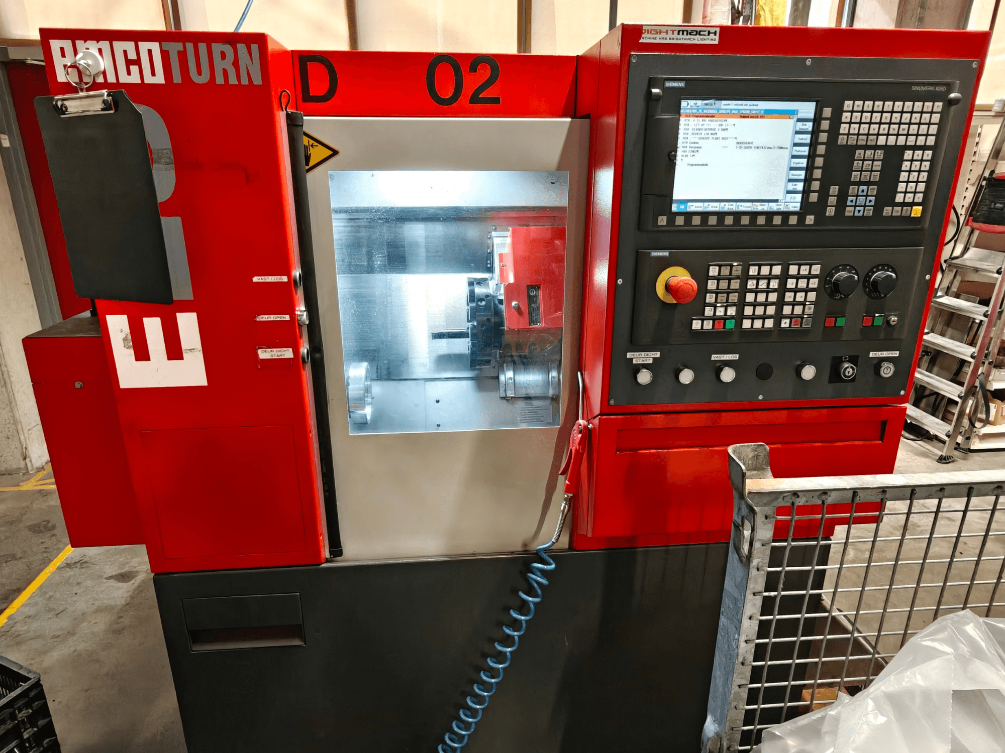 EMCO TURN E25 yatay torna tezgahının önden görünümü; kontrol paneli, ekran ve işleme alanını göstermektedir.