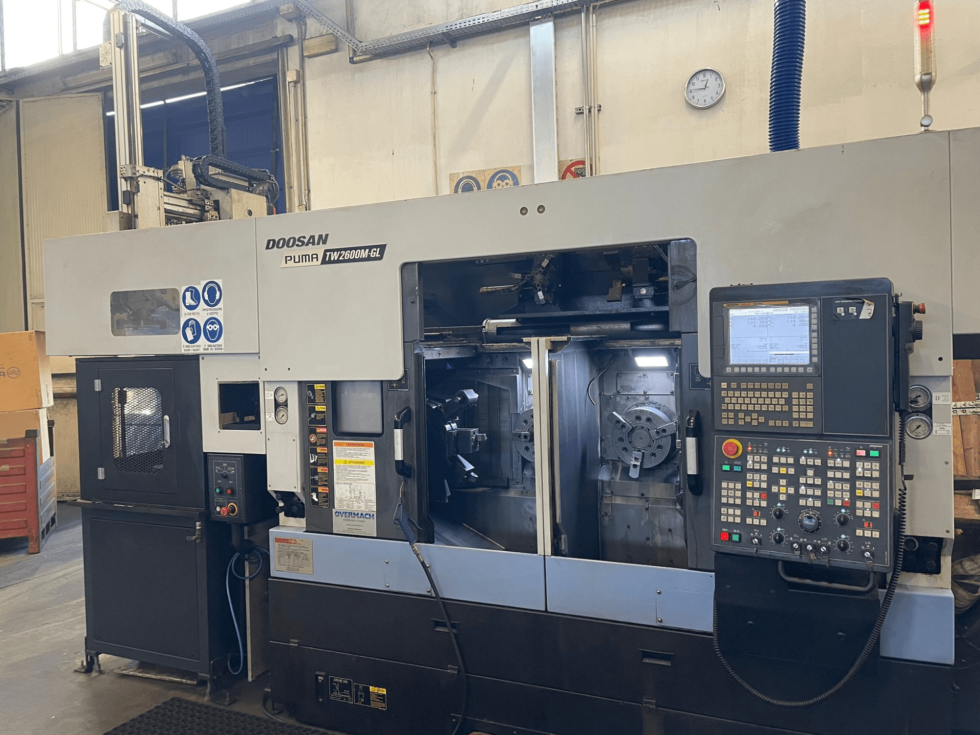 Doosan Puma TW2600M GL CNC torna tezgahı, önden görünüm, dijital kontrol paneli ve takım tutucularla birlikte tezgahın iç kısmı.