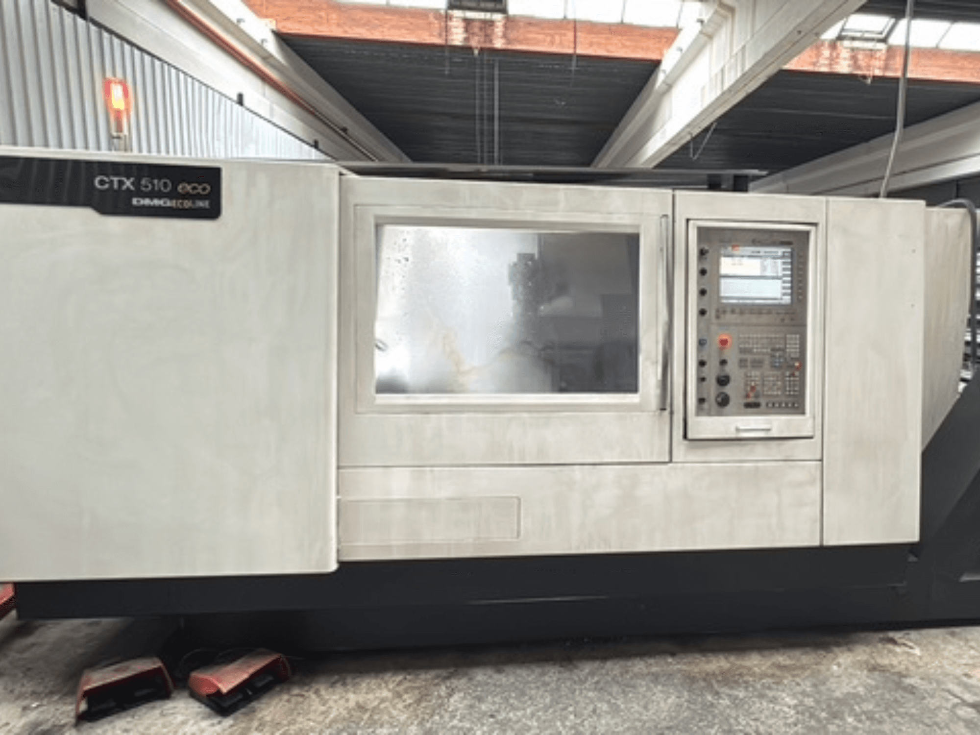 DMG CTX 510 ecoline yatay torna tezgahı, önden görünüm; makine gövdesindeki kontrol paneli ve pencere görülmektedir.