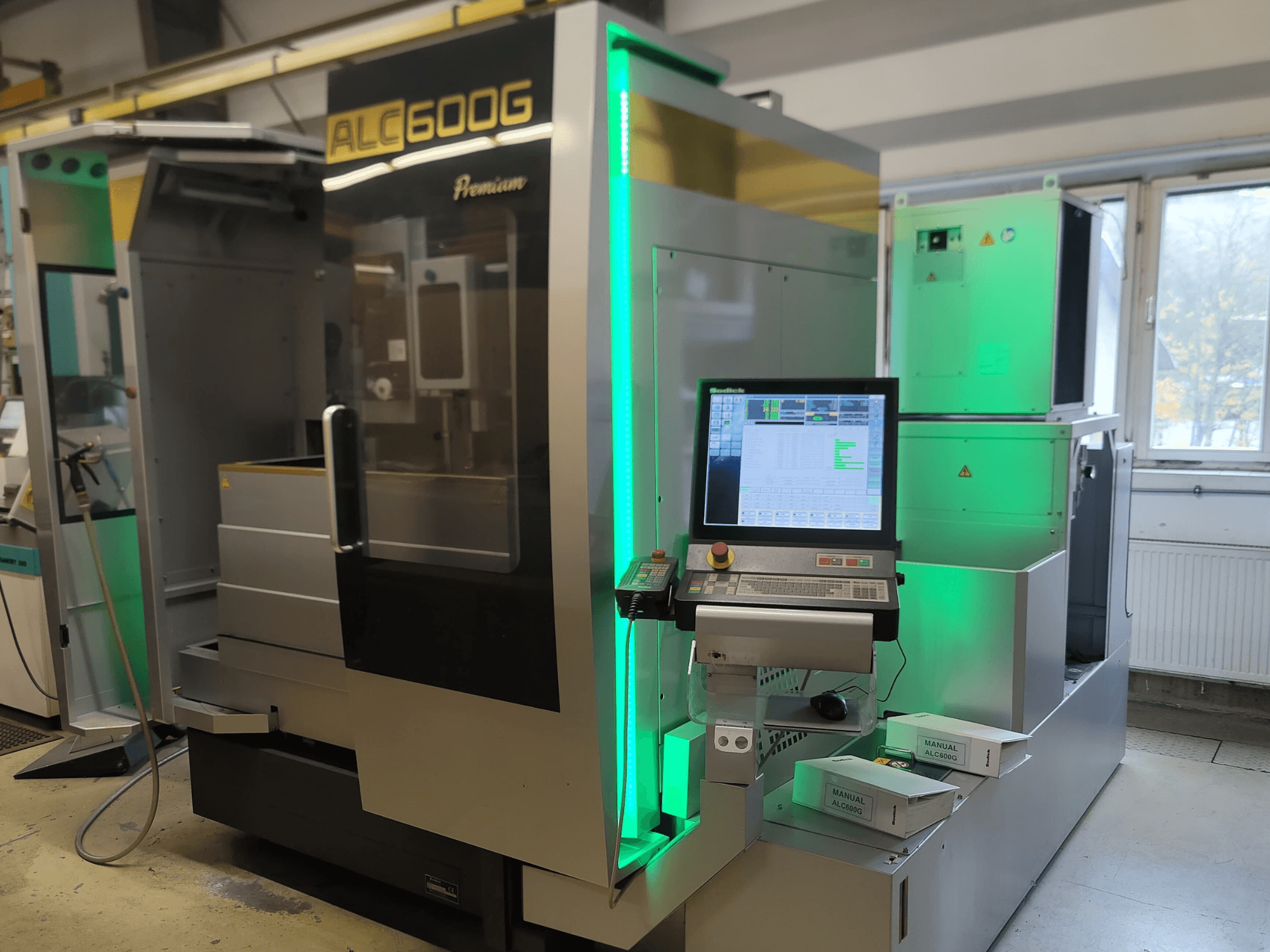 Sodick ALC600G Premium Tel Erozyon makinesi, önden görünüm, kontrol paneli ve aydınlatmalı dış detaylar.