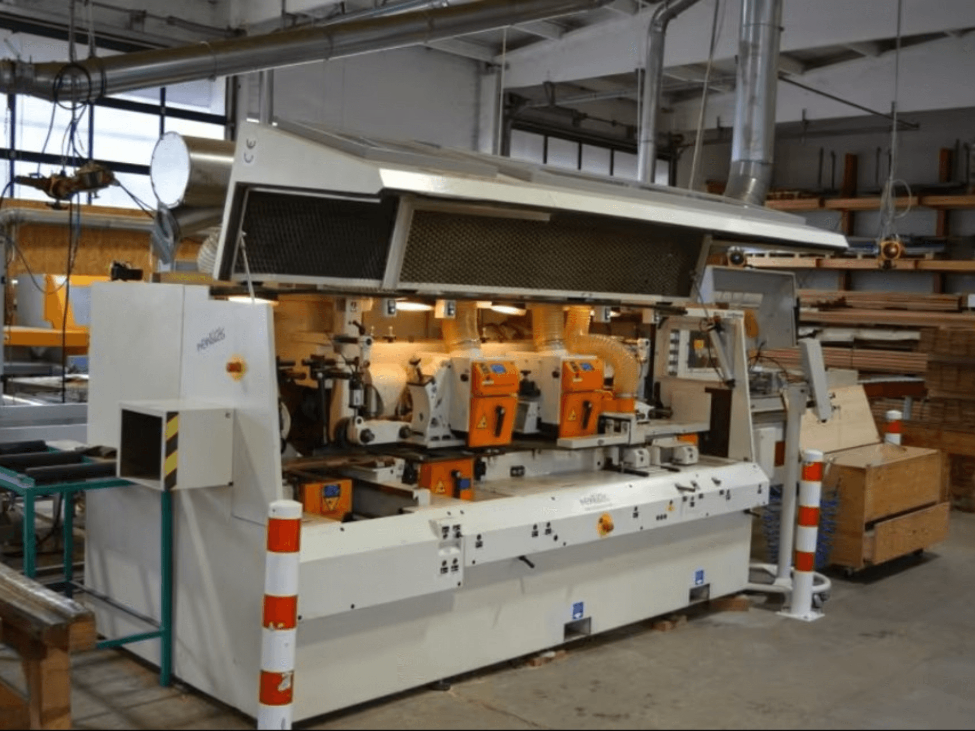 PENIGAS ahşap işleme makinesi, önden görünüm, çift turuncu kesme kafası ve atölye ortamında toz emme sistemi.