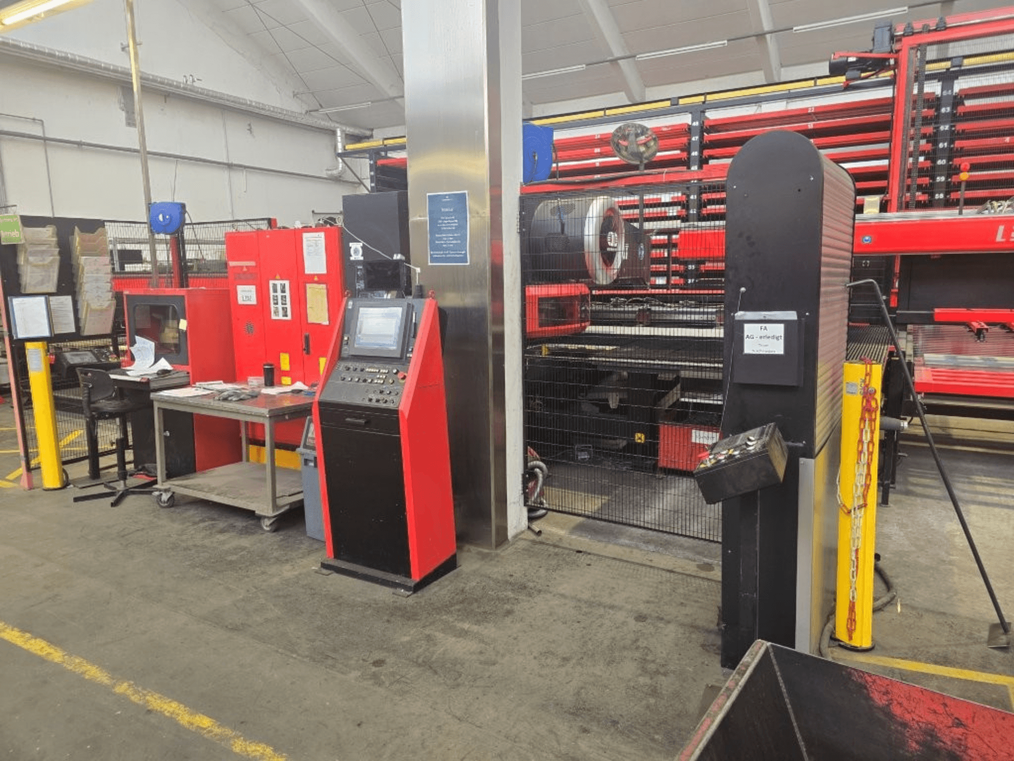 AMADA EMZ 3610 NT CNC Delme Makinesinin önden görünümü; fabrika ortamında operatör kumandaları ve güvenlik muhafazasını göstermektedir.