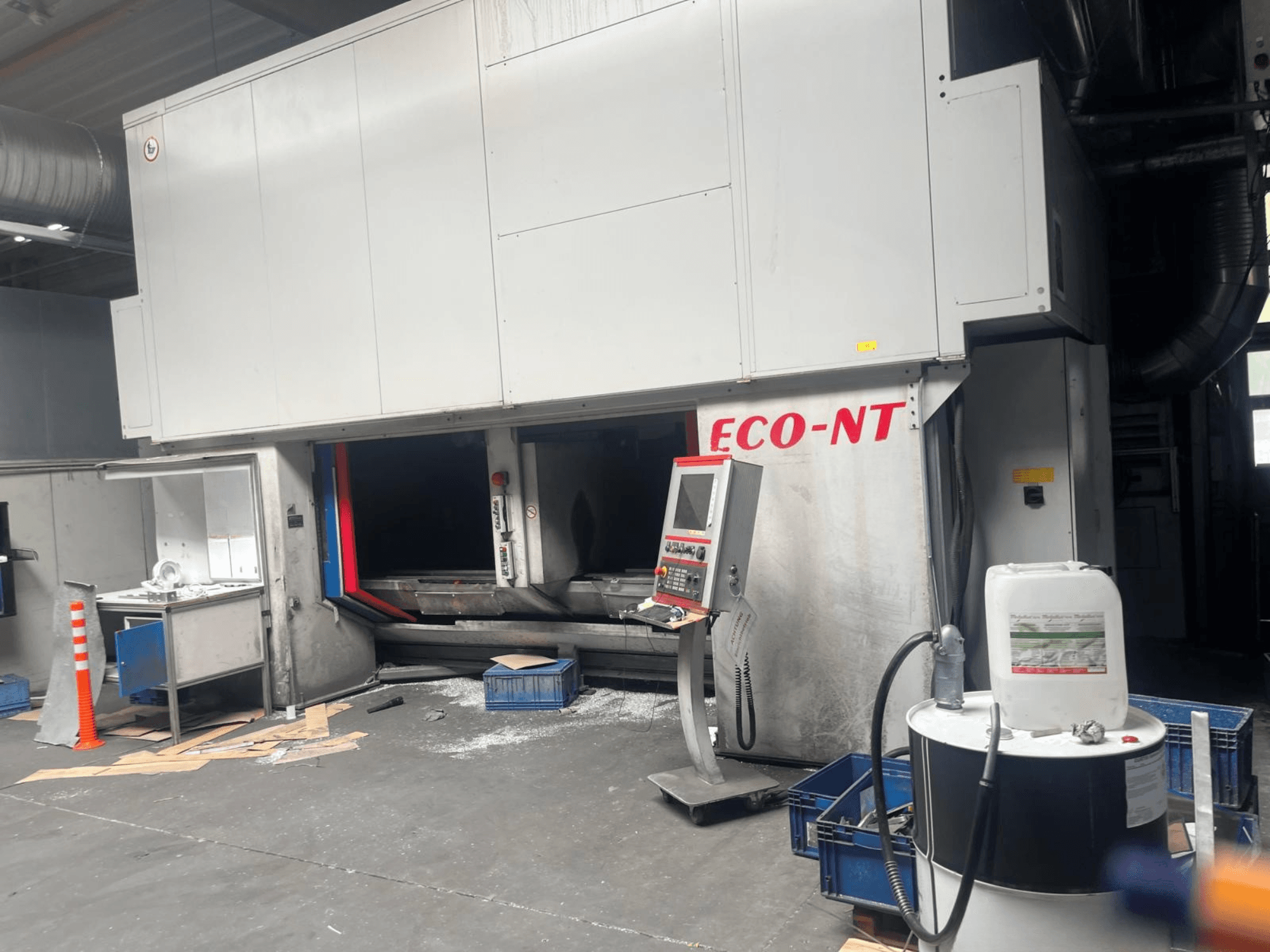 Hamuel Reichenbacher ECO-NT dikey işleme merkezinin önden görünümü; operatör paneli, soğutma sıvısı tankı ve çalışma alanını göstermektedir.