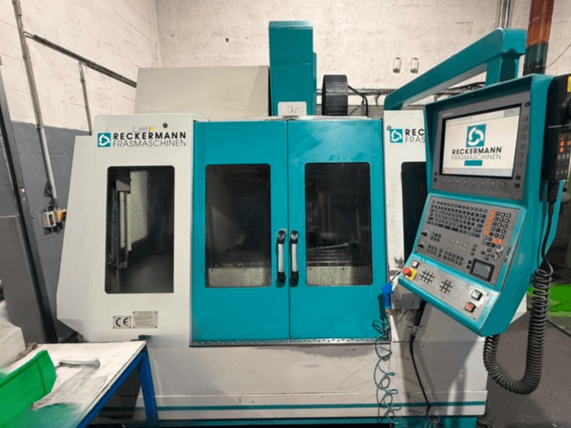 RECKERMANN RBZ 1050 Üniversal İşleme Merkezi, önden görünüm, kontrol paneli ve çift gözlem penceresi.