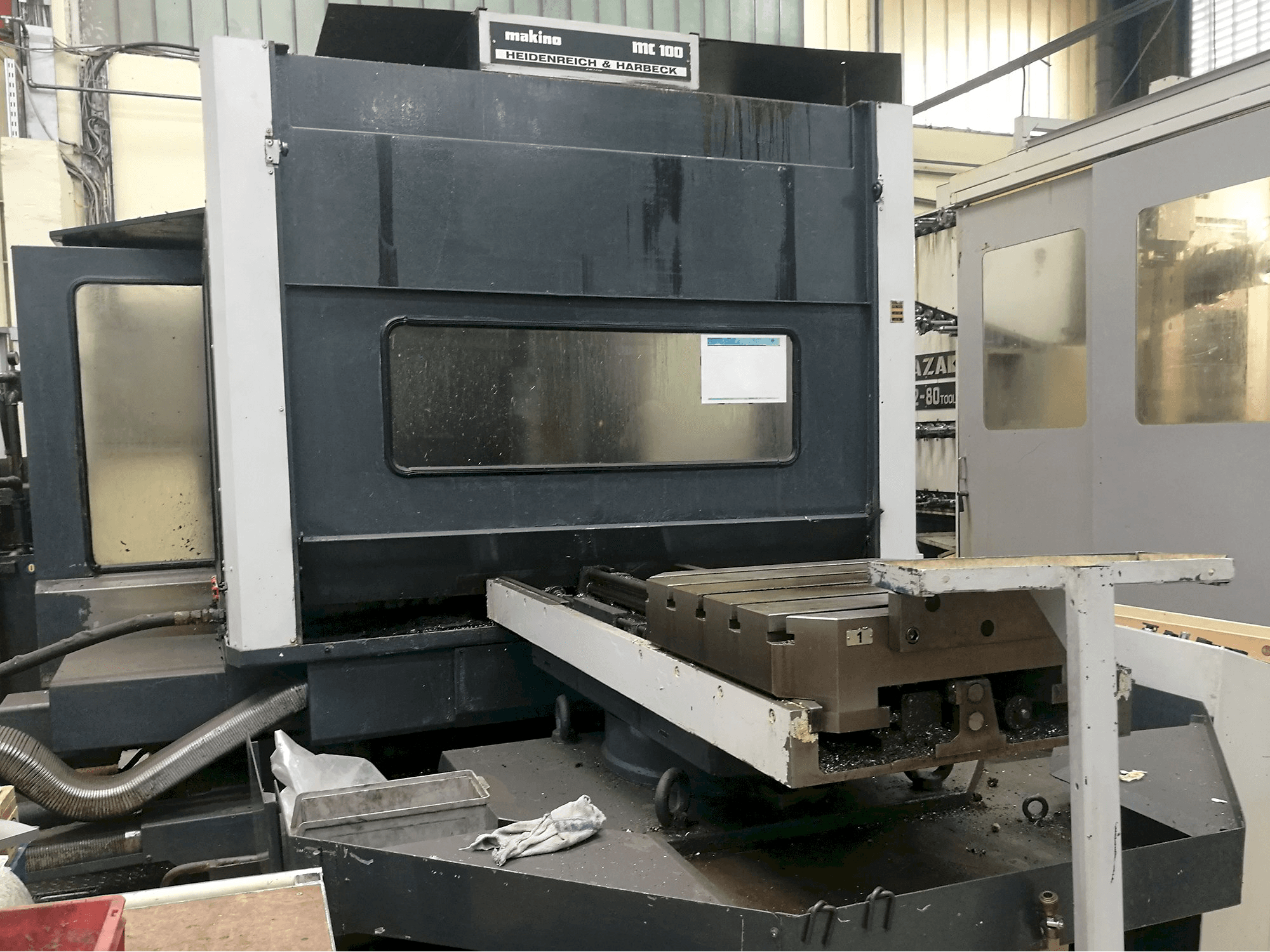 Makine Makino - Sol görünüm MC 100