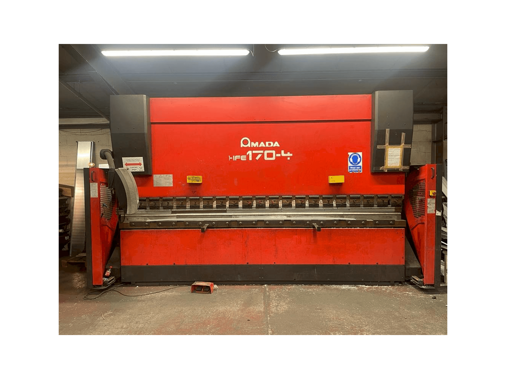 Makine AMADA HFE 170-4 - Önden görünüm