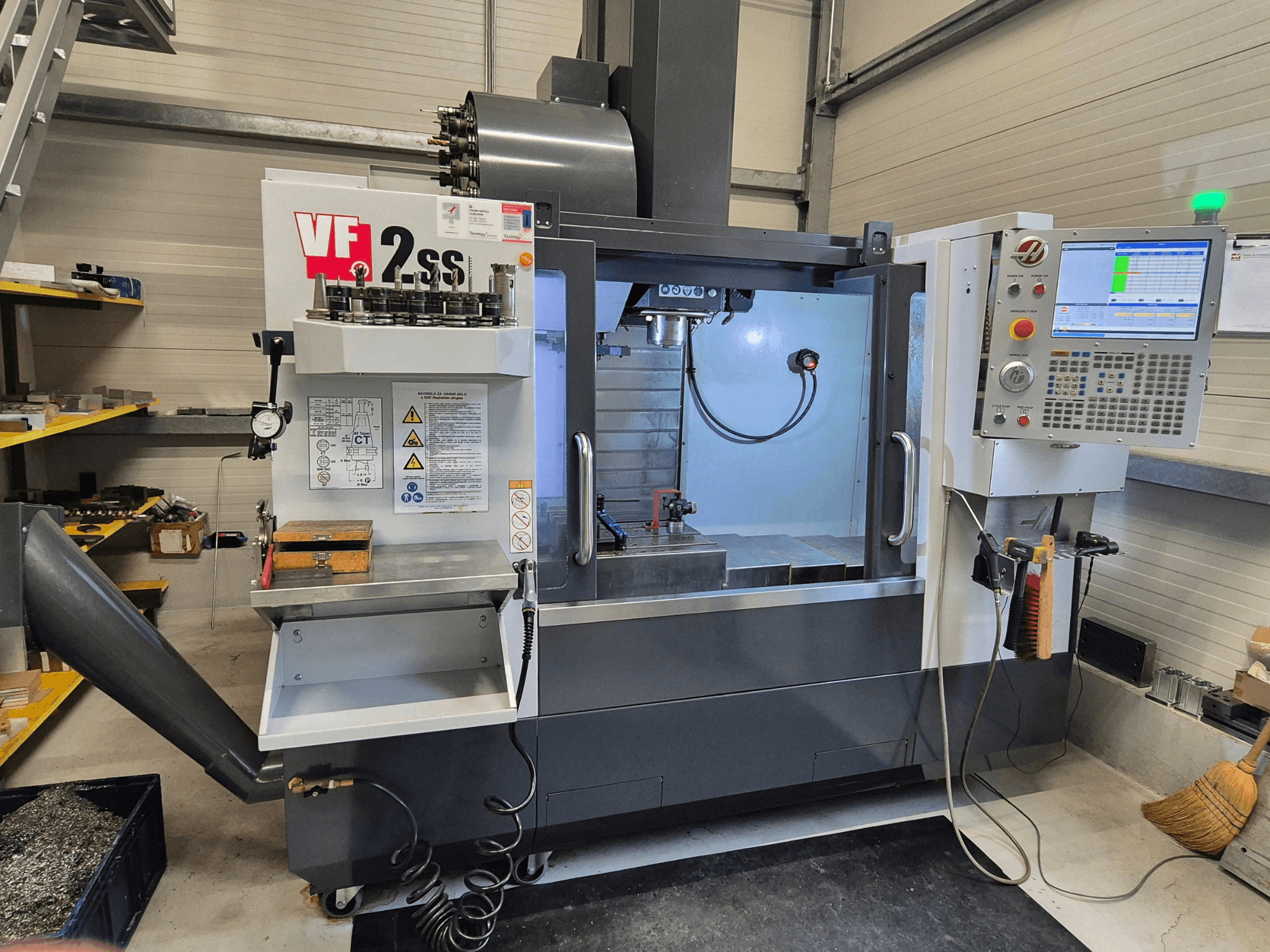 HAAS VF2 SS-EU dikey işleme merkezinin önden görünümü, kontrolleri, iş milini ve işleme alanını gösterir.