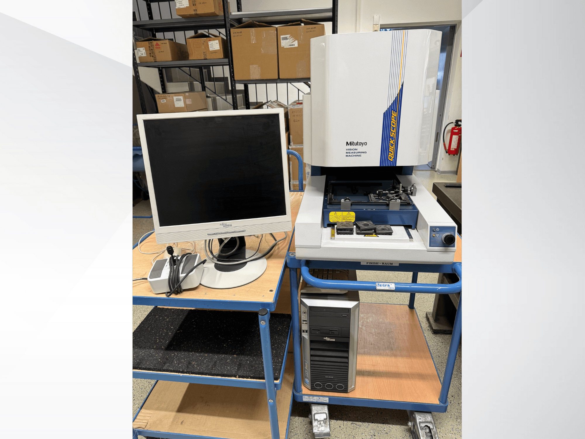Monitör, PC ve aksesuarlara sahip Mitutoyo Quick Scope görsel ölçüm cihazı, önden görünüm, mavi bir araba üzerinde.
