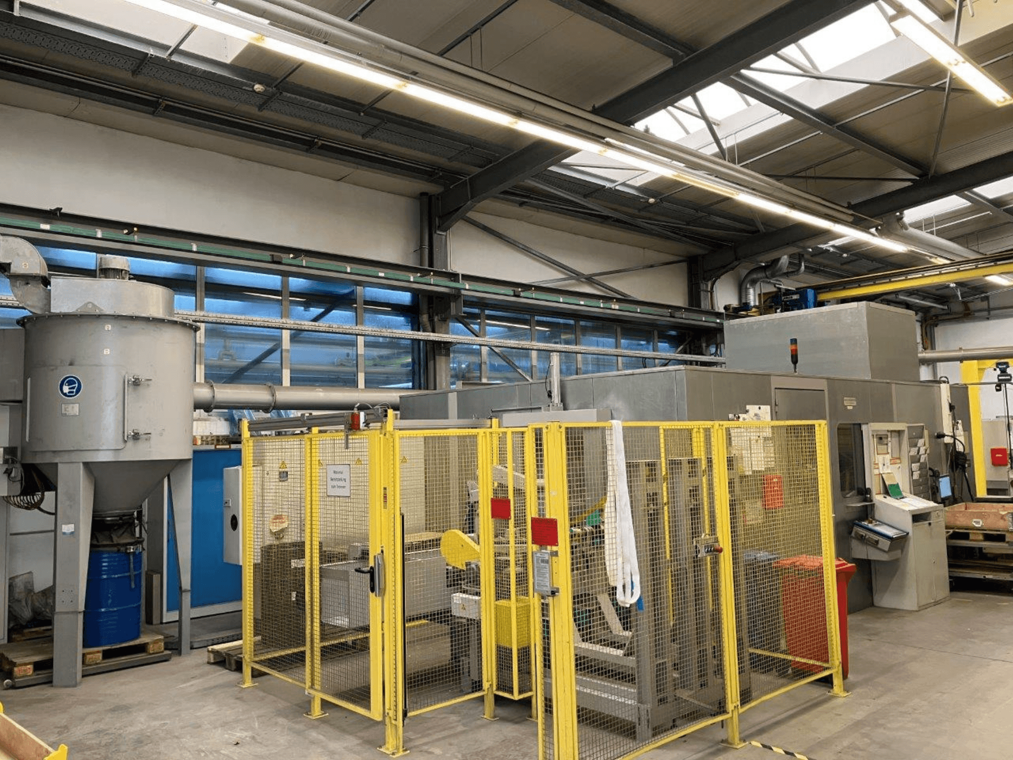 Puntasız taşlama makinesi HARALD BAUGMARTEN TM 400 S, güvenlik muhafazası ve emme sistemi görünür şekilde önden görünüm.