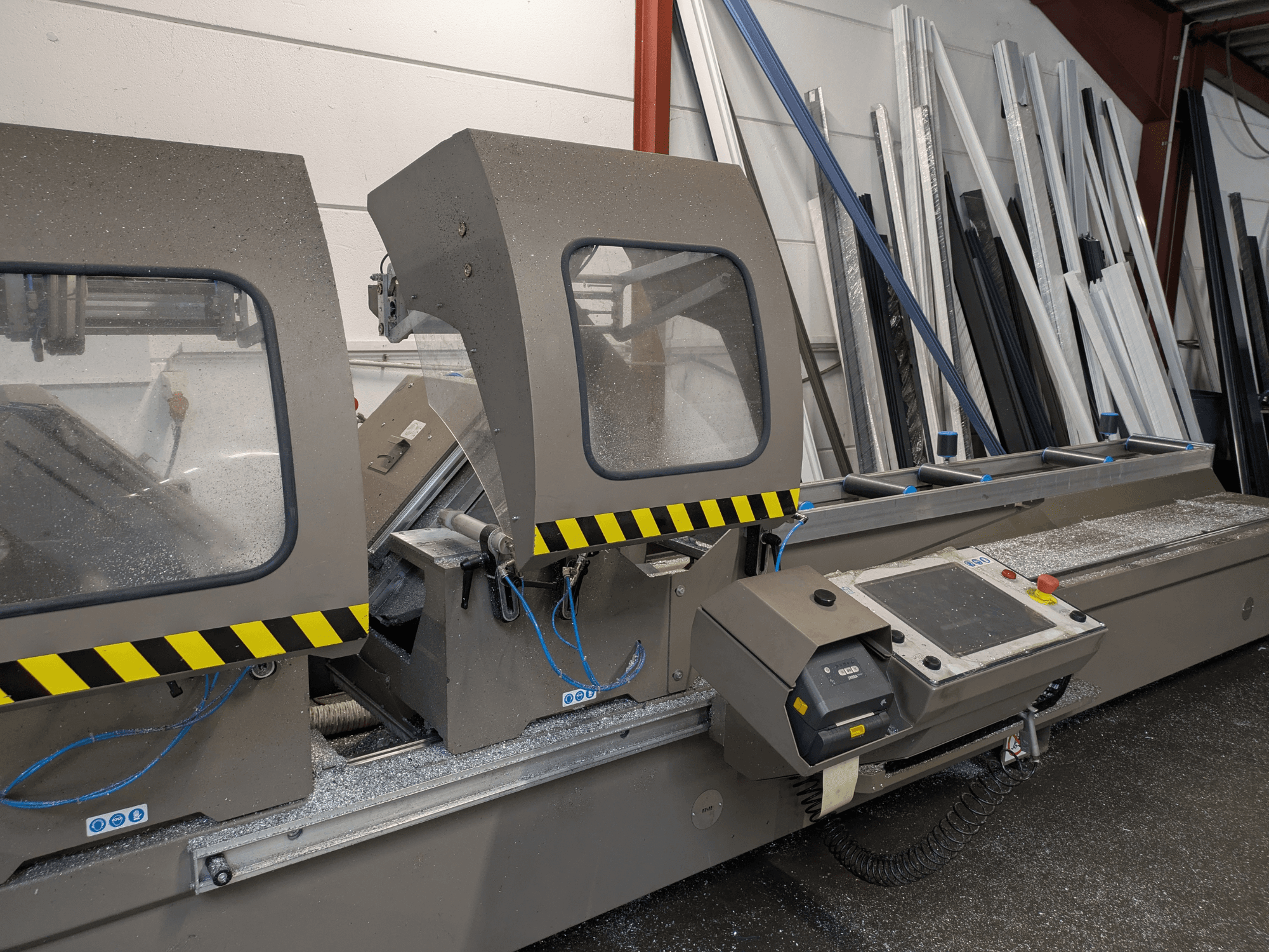 PERTICI 600TSE dairesel metal testeresinin önden görünümü; güvenlik camı panelleri ve düğmeler ile kablolamadan oluşan kontrol arayüzü ile donatılmıştır.