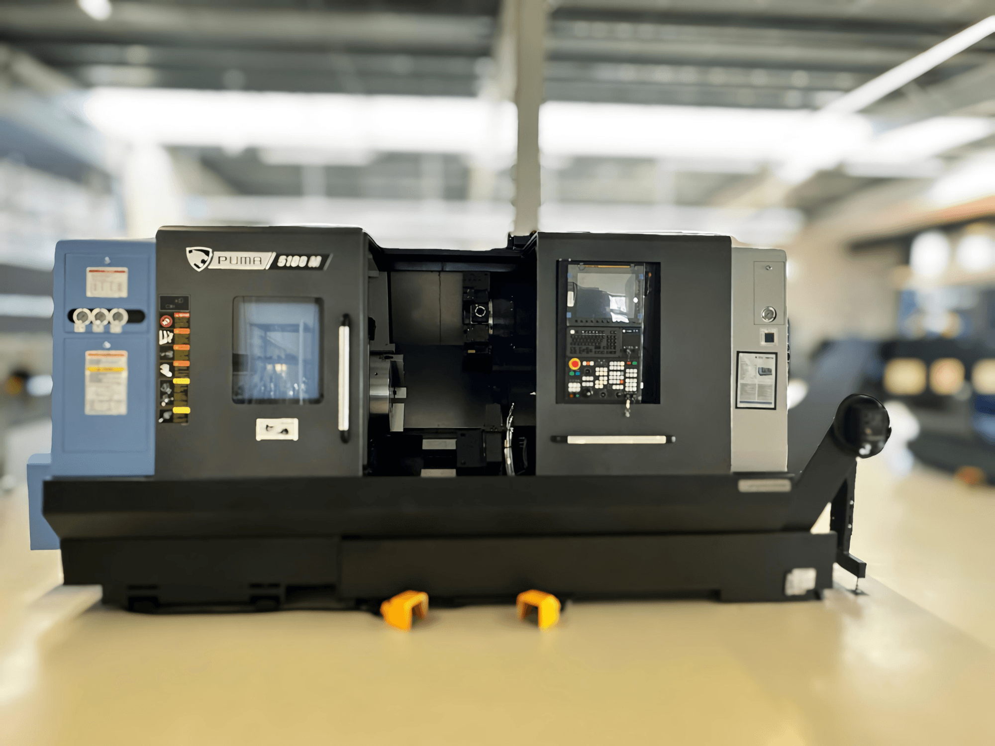 DN SOLUTIONS PUMA 5100 MB Torna Freze Merkezinin önden görünümü, kontrol paneli ve işleme alanı.