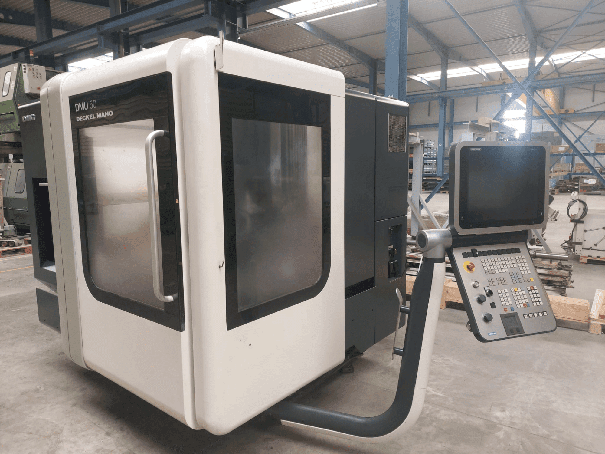 Makine DMG DECKEL MAHO DMU 50 - Önden görünüm