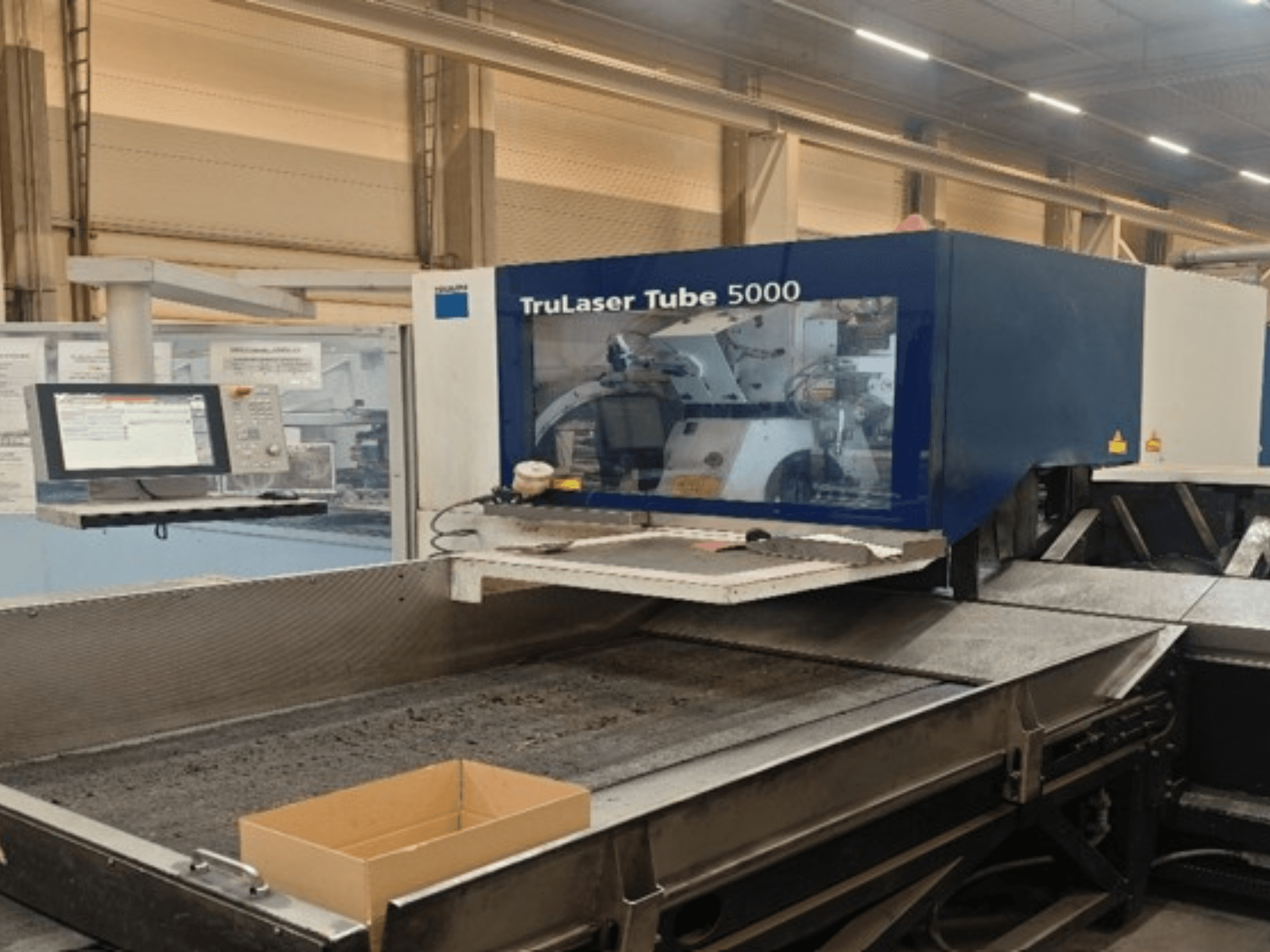 TRUMPF TruLaser Tube 5000’in önden görünümü; hassas boru kesim işlemleri için kontrol paneli ve kesim alanını göstermektedir.