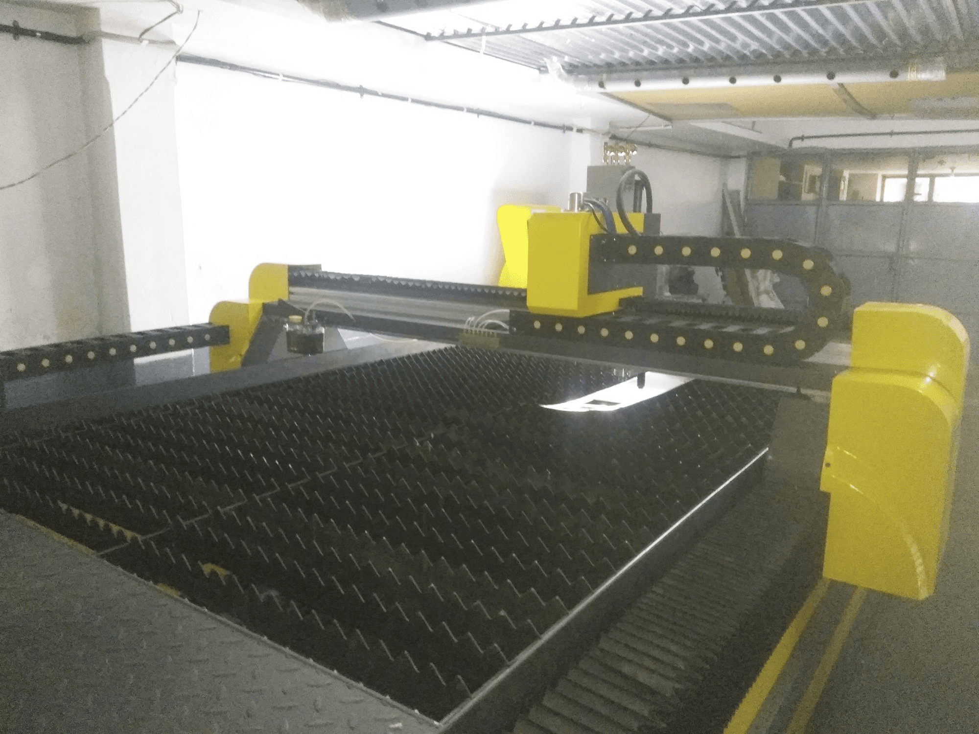 Makine Hypertherm - Sağdan görünüm INTECUT-HT