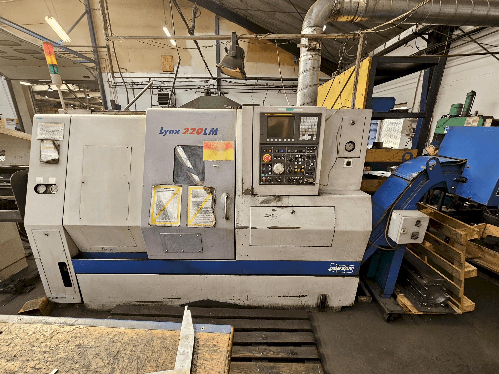 Makine DOOSAN LYNX 220LMA - Önden görünüm