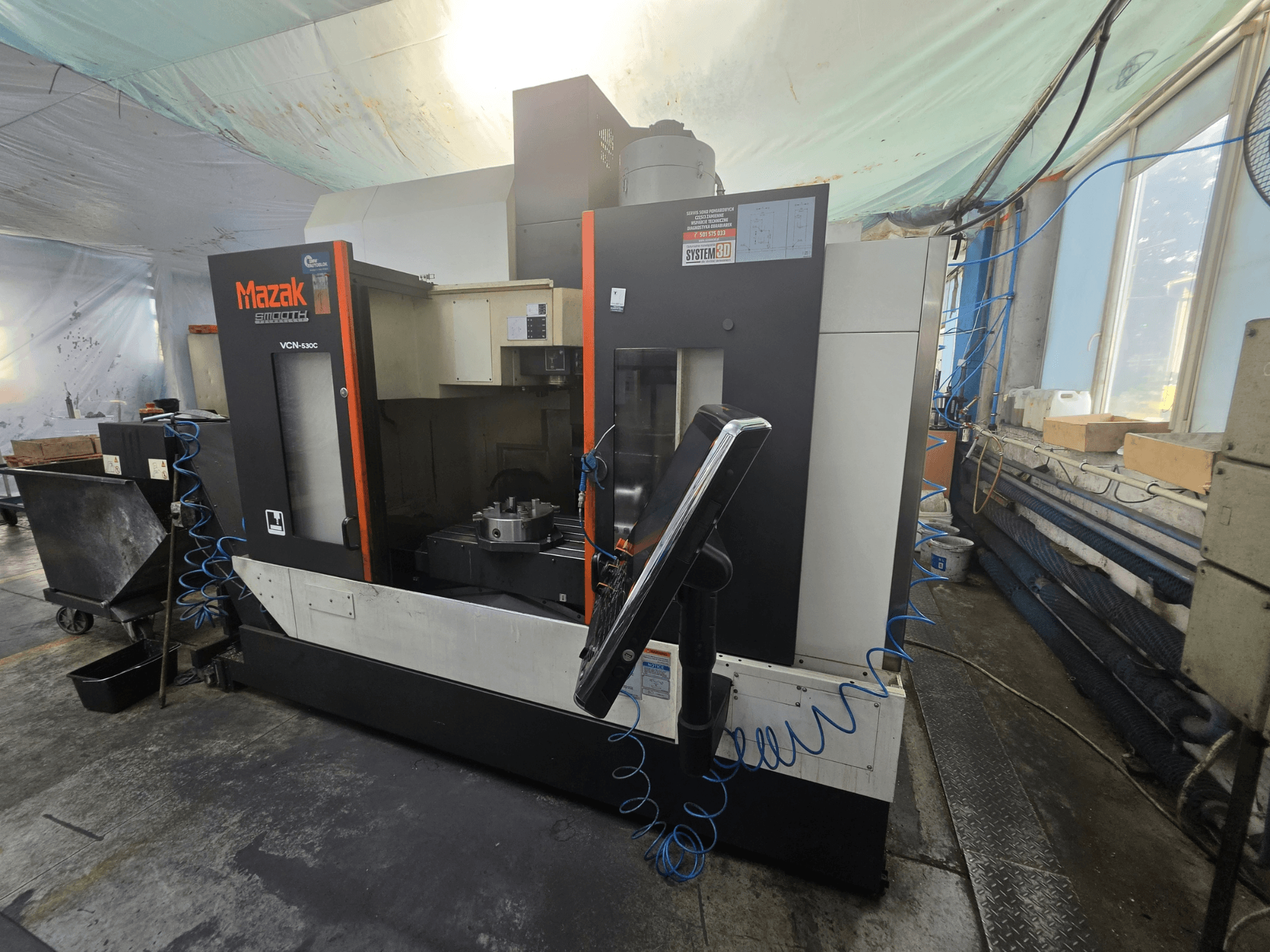 Mazak VCN-530C dikey işleme merkezinin önden görünümü; kontrol paneli, çalışma alanı ve takım tutucuyu göstermektedir.