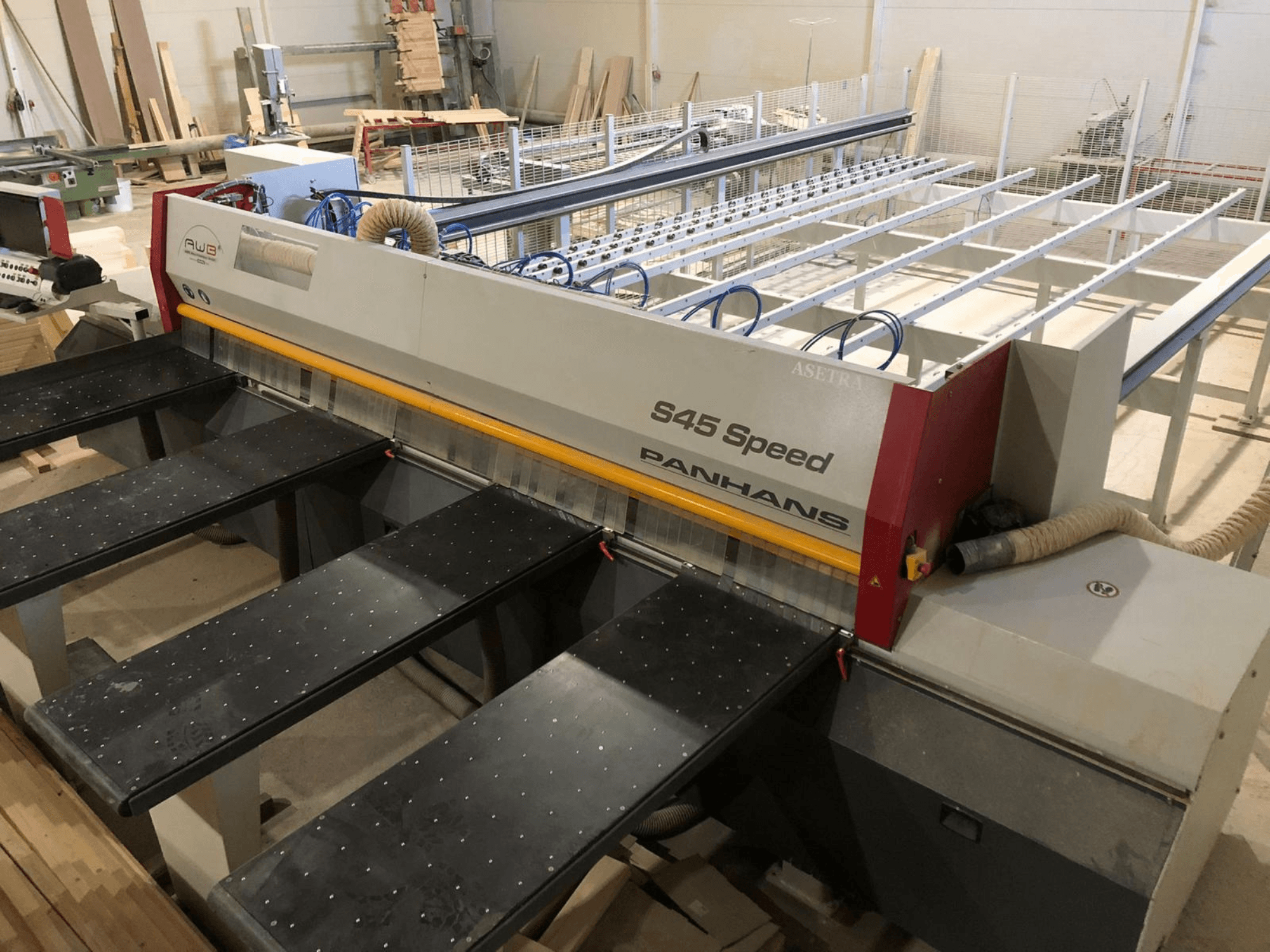 PANHANS S45 Hızlı panel testerenin yandan görünümü, beş tablalı kurulum ve toz emişli görünür kontrol paneline sahiptir.