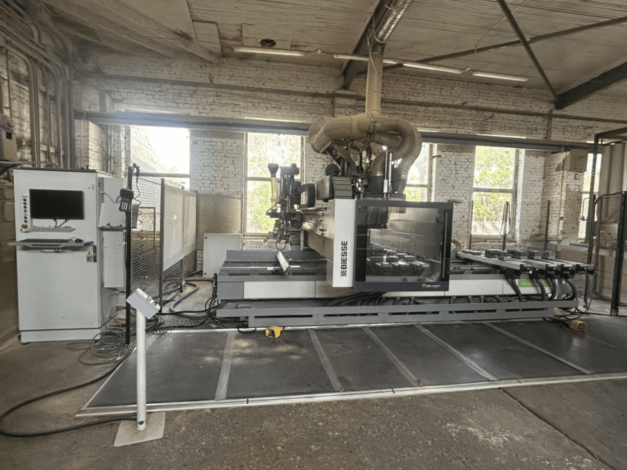 BIESSE Rover A Edge 1643 CNC işleme merkezi, önden görünüm; kontrol paneli, çalışma masası ve endüstriyel ortamı göstermektedir.