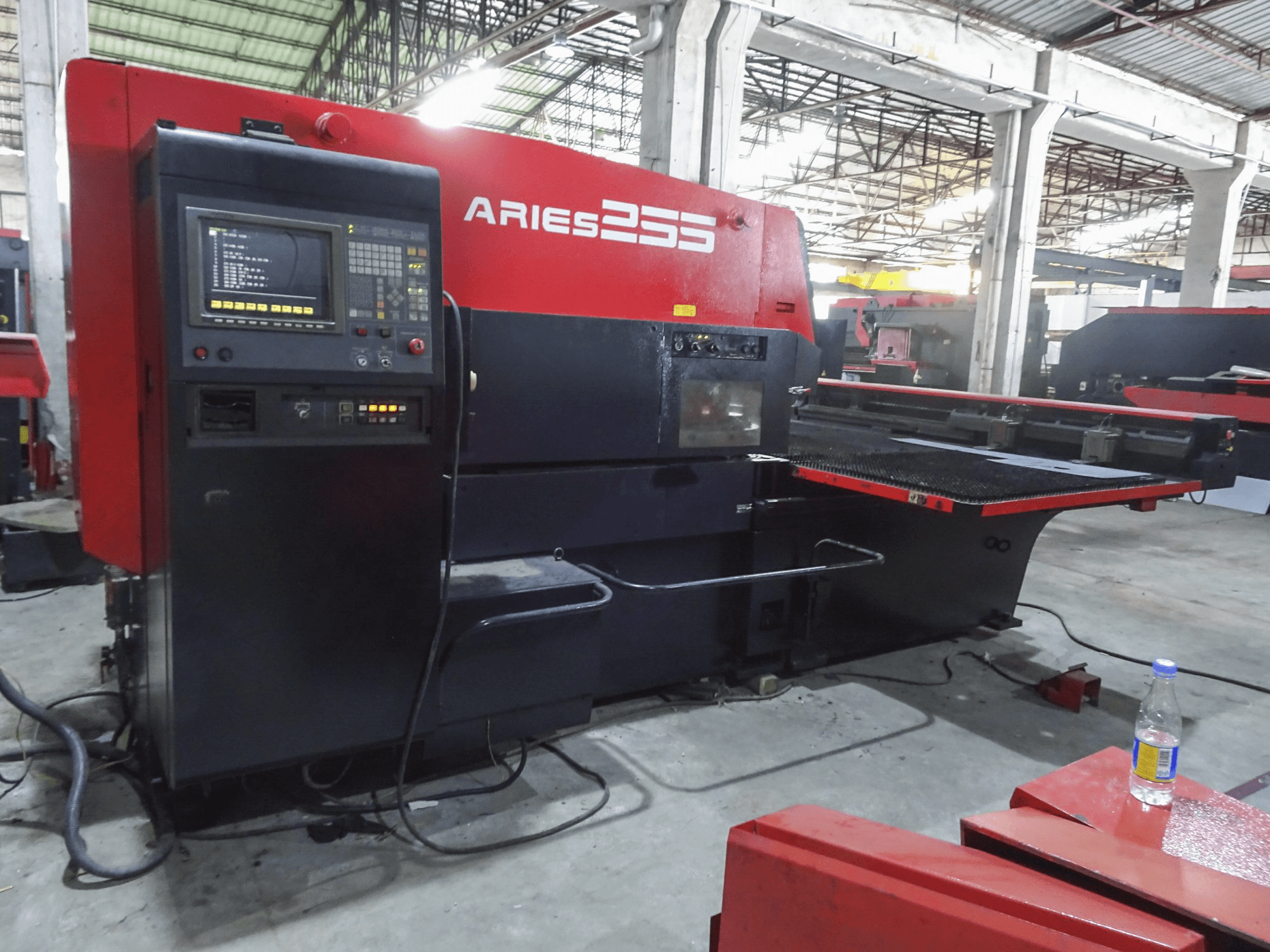 Makine AMADA - Sol görünüm ARIES 255