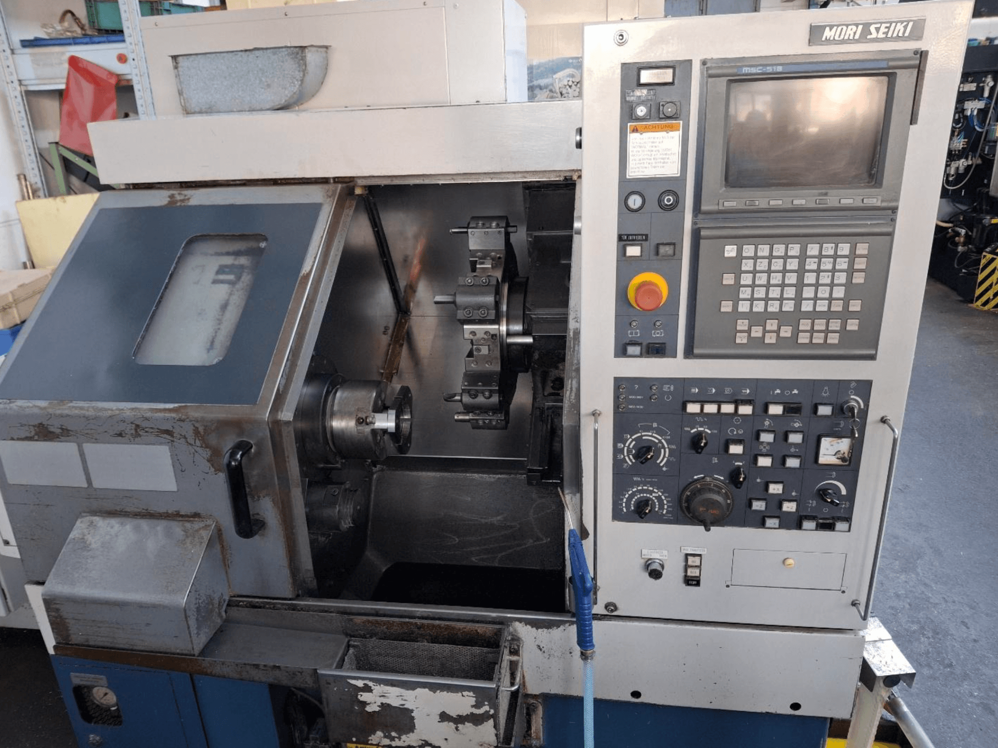MORI SEIKI CL 15 yatay torna makinesi, kontrol paneli ve işleme alanını gösteren önden görünüm.