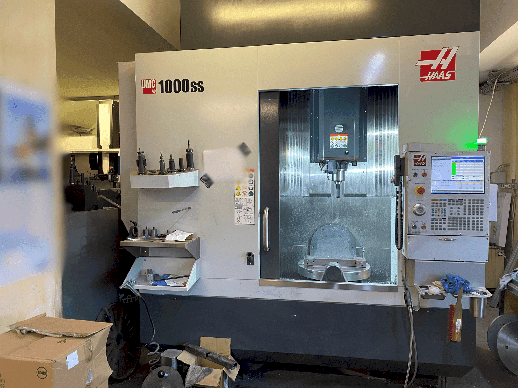 Makine HAAS UMC-1000SS - Önden görünüm