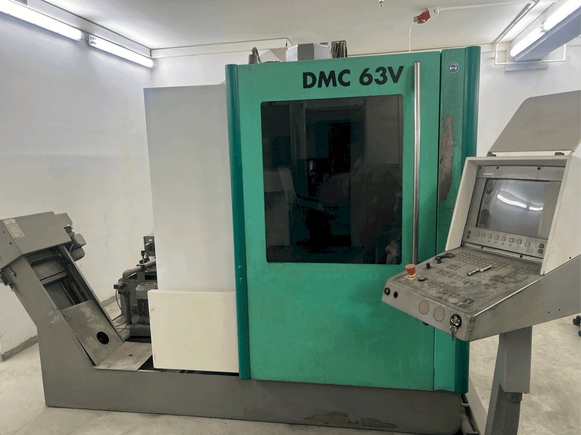 Makine DECKEL MAHO DMC 63V - Önden görünüm