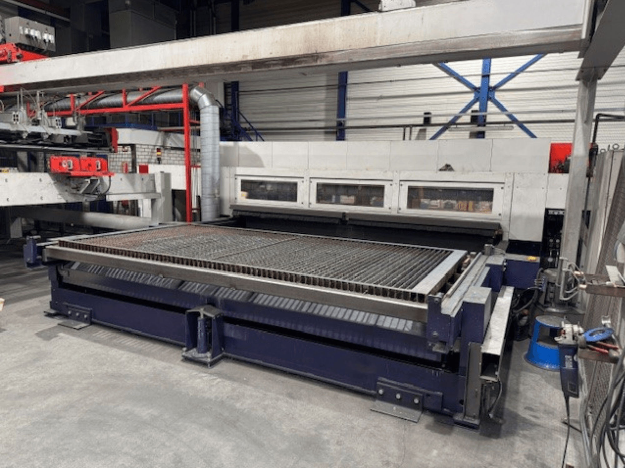 Bystronic BySpeed 4020 CO2 lazer kesim makinesinin önden görünümü, geniş bir kesim masası ve mekanik bileşenlere sahiptir.