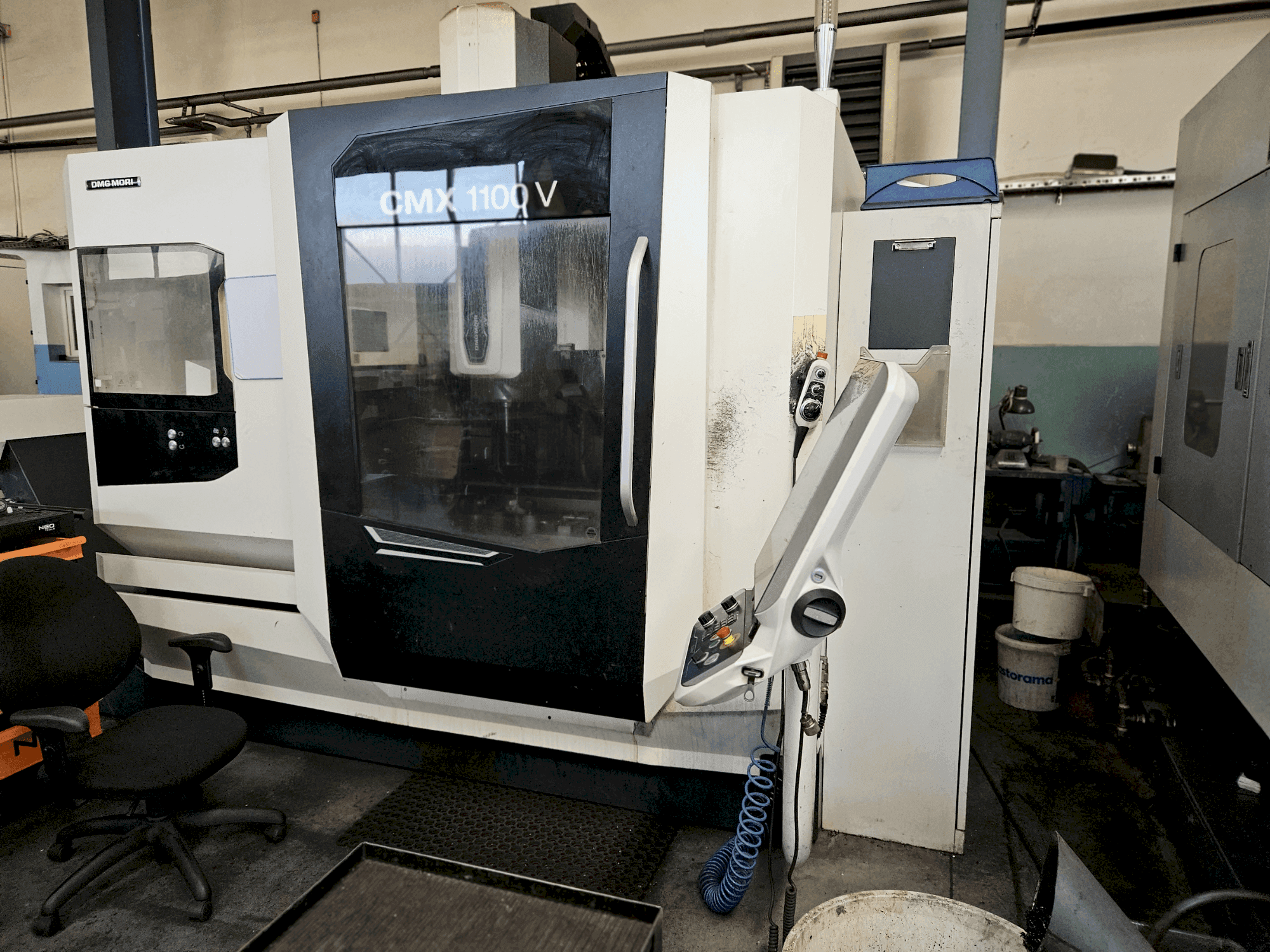 Makine DMG CMX 1100V - Önden görünüm