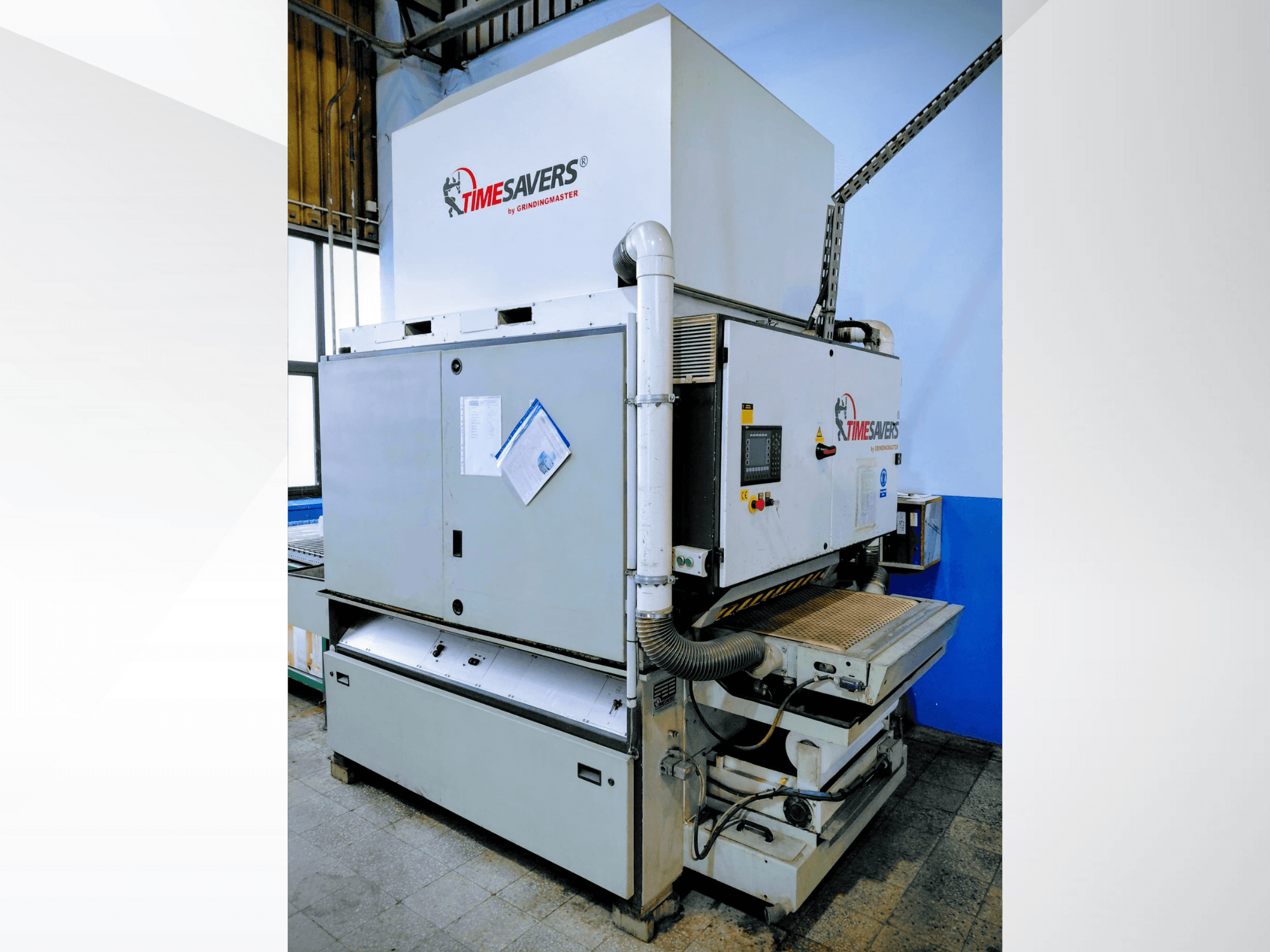 Timesavers endüstriyel zımpara makinesi, önden görünüm. Operasyonel kontroller, toz emme ve hassasiyet için ayarlanabilir zımpara yatağına sahiptir.